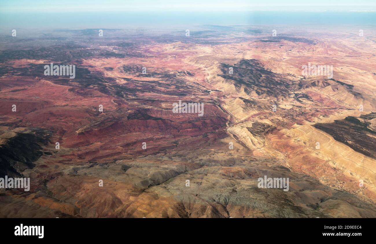 Fliegen über bunte und trockene marokkanische Berglandschaft. Stockfoto