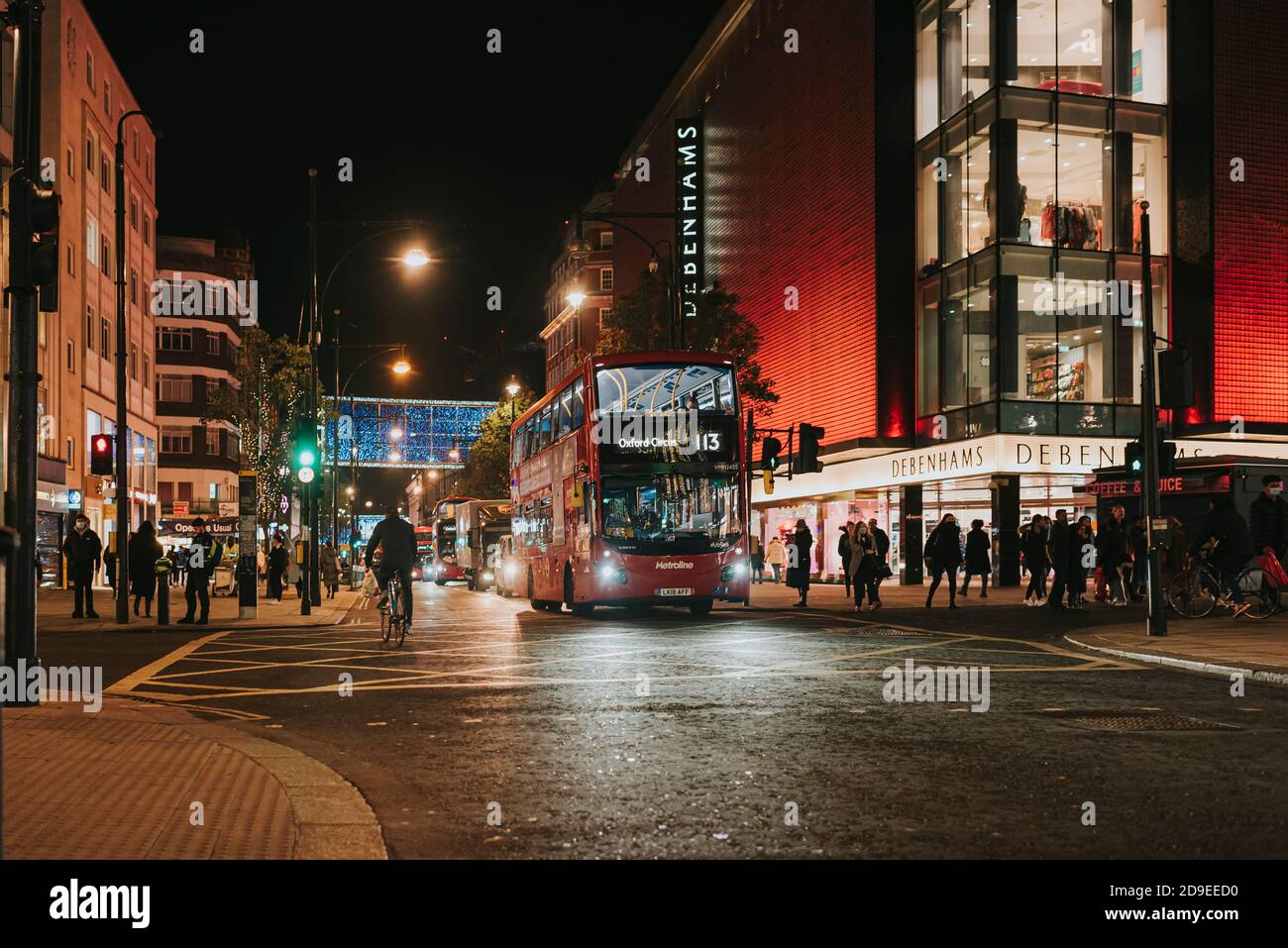 Die Oxford Street hat ihre Weihnachtsbeleuchtung für die Weihnachtsfeierlichkeiten 2020 eingeschaltet. Stockfoto