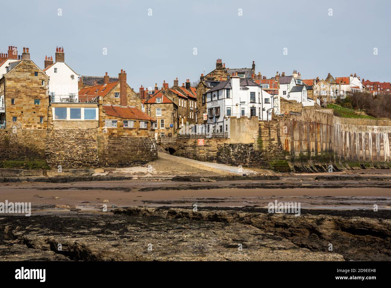 Robin Hoods Bay, North Yorkshire, niedrigeres Dorf vom Strand mit Blick auf den Slipway Stockfoto