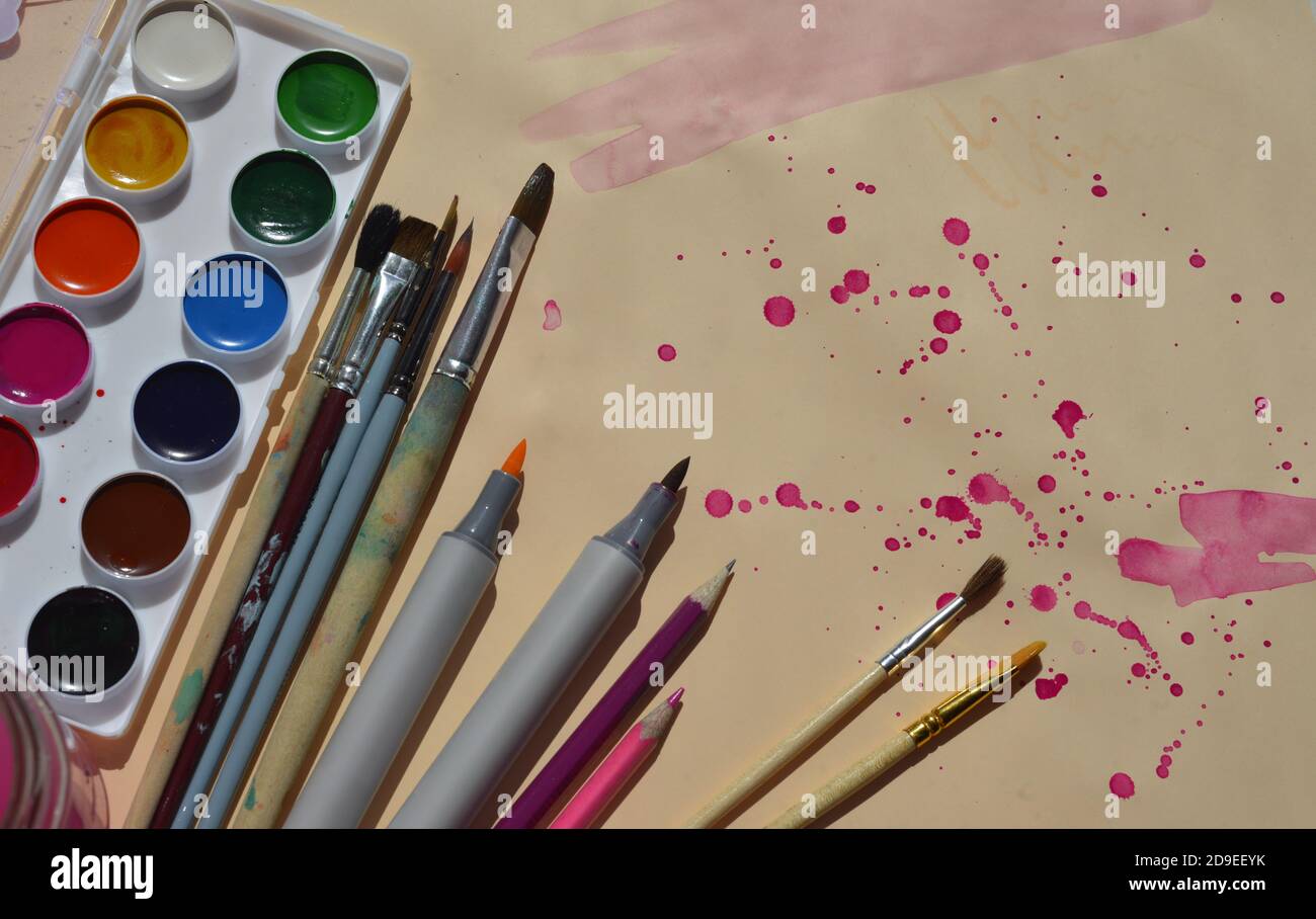 Malerei Zubehör Hobbies. Malunterricht. Zeichenunterricht. Lernen Sie, mit Farben und Markern zu zeichnen. Viel Platz für Text. Stockfoto