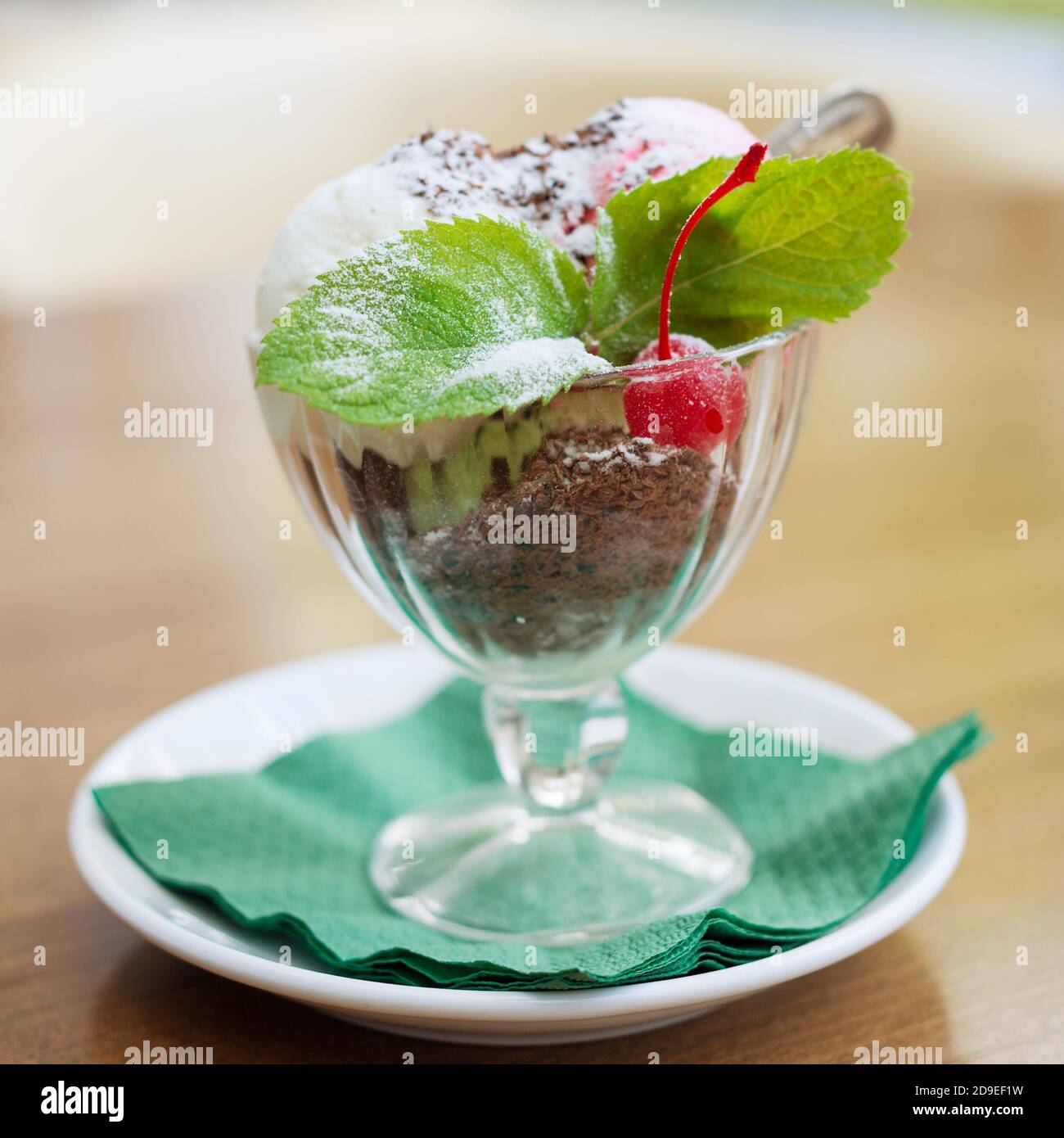 Eisdessert mit Schokolade und Kirsche in einem Glas Vase Stockfoto