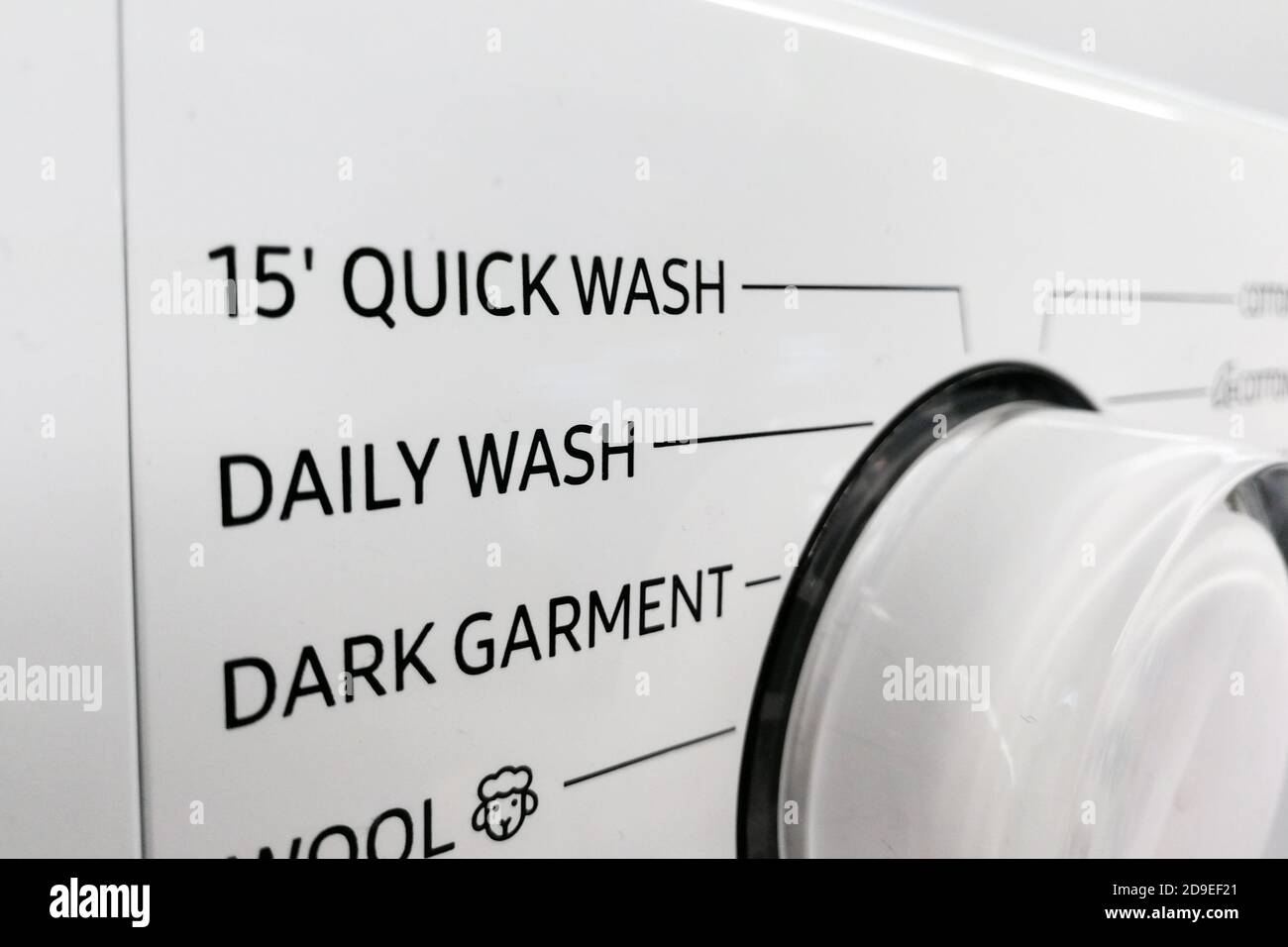 Konzentrieren Sie sich auf die Schnellwäsche des Programmwahlknopfs der Waschmaschine Stockfoto