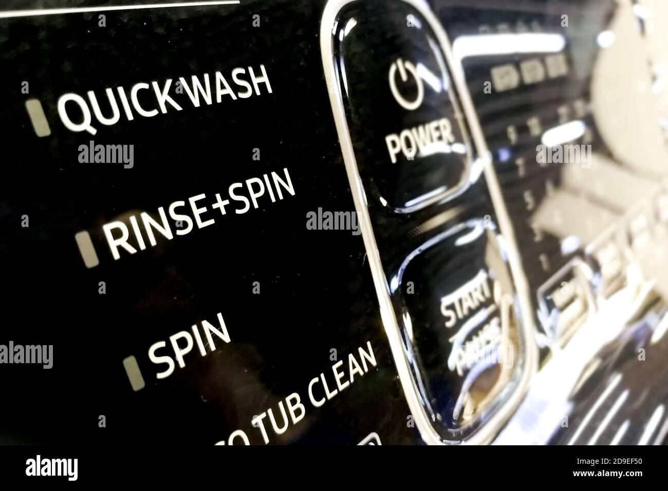 Konzentrieren Sie sich auf die Schnellwäsche des Programmwahlknopfs der Waschmaschine Stockfoto