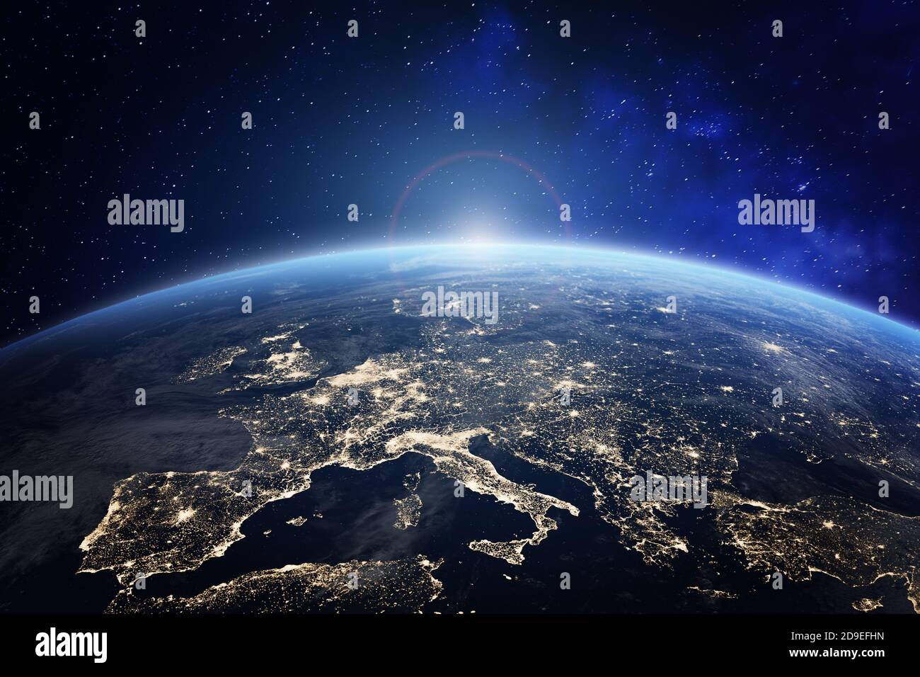 Planet Erde aus dem Weltraum mit Stadtlichtern in Europa betrachtet. Welt mit Sonnenaufgang. Konzeptionelles Image für globale Unternehmen oder europäische Kommunikationstechnologie Stockfoto