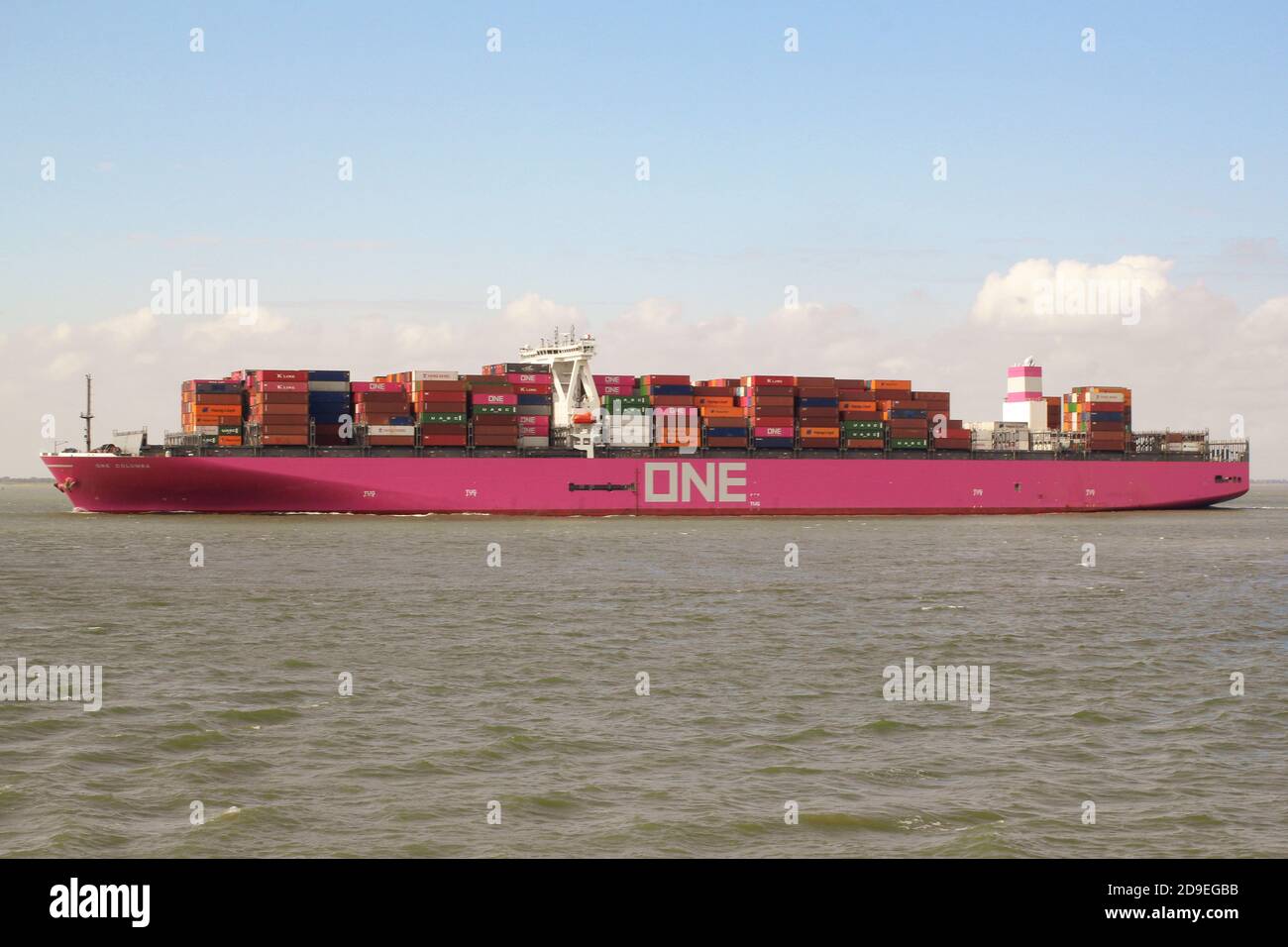 Ein Grosses Rosafarbenes Containerschiff Aus Der Nahe Navigiert Durch Die Westerschelde Meer Von Antwerpen In Richtung Nordsee Mit Hoher Gezeiten Im Sommer Stockfotografie Alamy