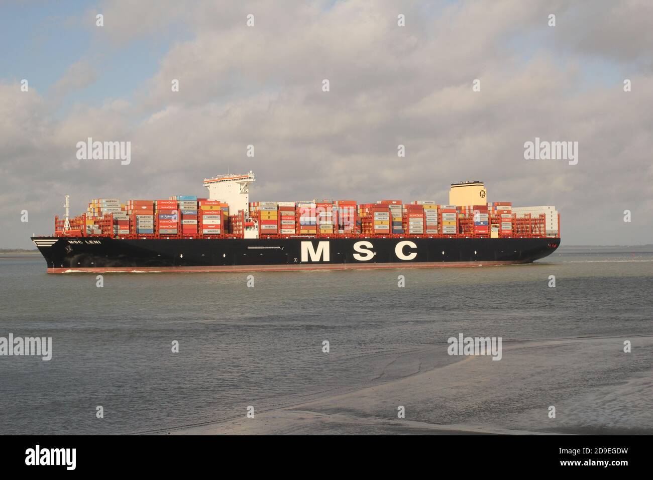 Ein großes Containerschiff aus der Nähe navigiert durch die westerschelde Richtung Nordsee mit klarem Wetter im Winter Stockfoto