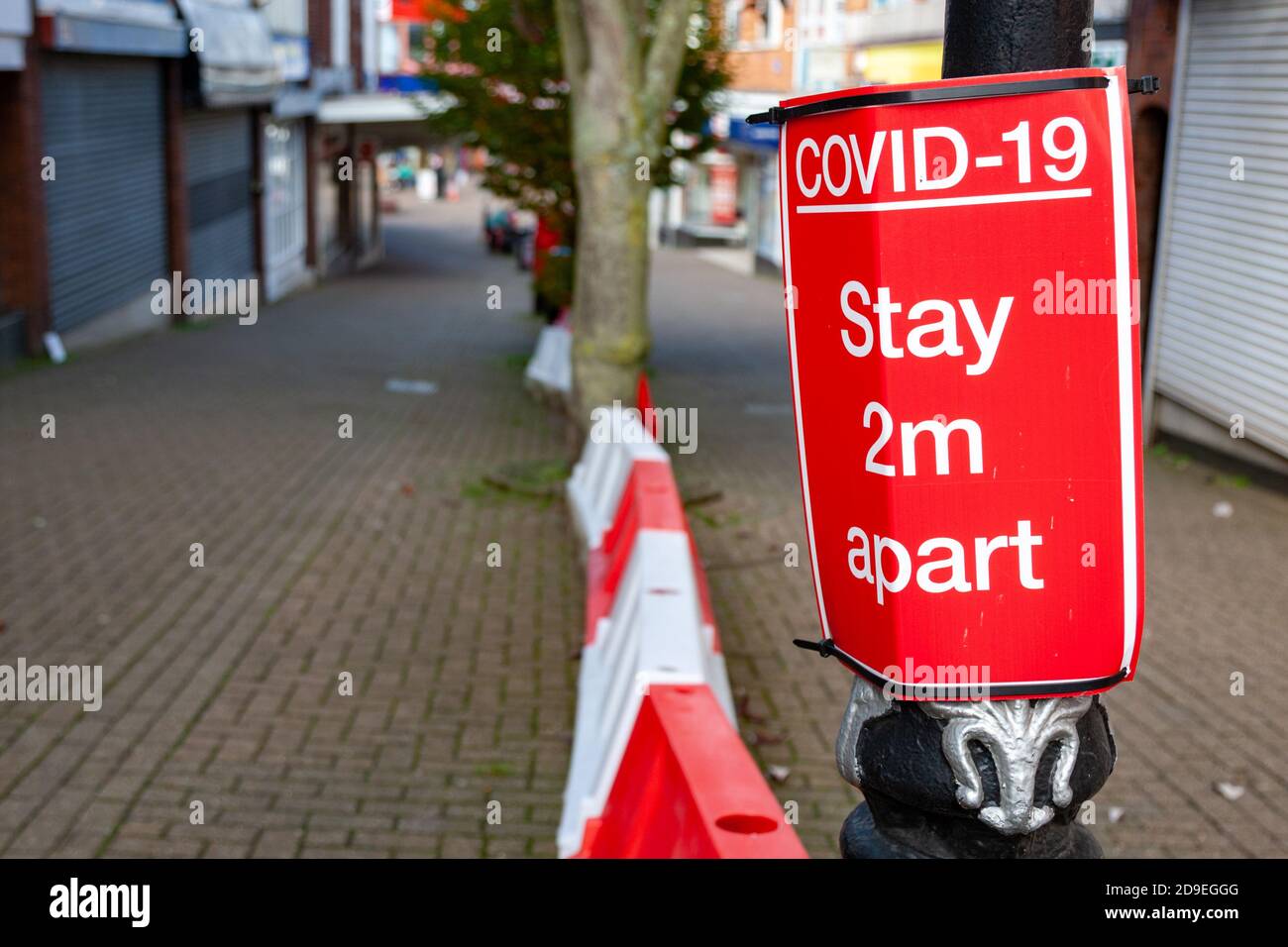 Fußgänger-Zeichen für soziale Distanzierung während der Covid-Pandemie 19, Großbritannien Stockfoto