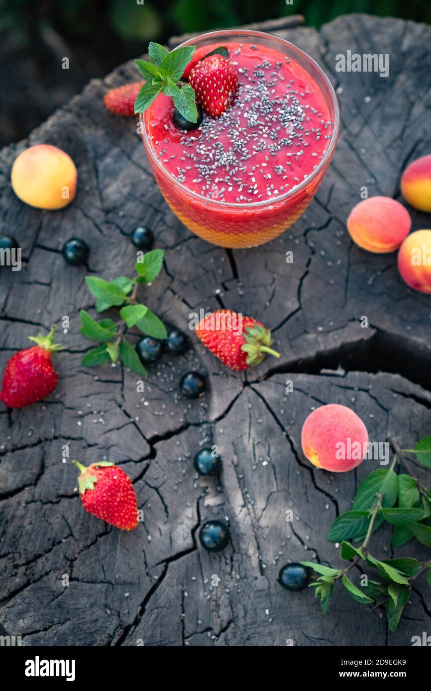 Blended bunte Erdbeer Aprikose Zucker frei Smoothie mit Chia Samen Und Mint Stockfoto