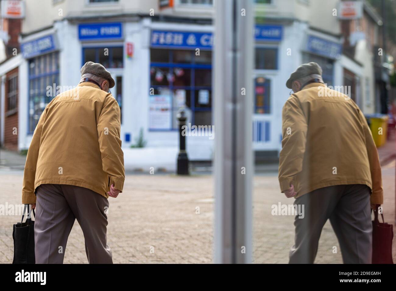 Halesowen, West Midlands, Großbritannien. November 2020. Einkäufer in der Hauptstraße in Halesowen, West Midlands, am ersten Tag der aktuellen Sperrmaßnahmen. Kredit: Peter Lopeman/Alamy Live Nachrichten Stockfoto