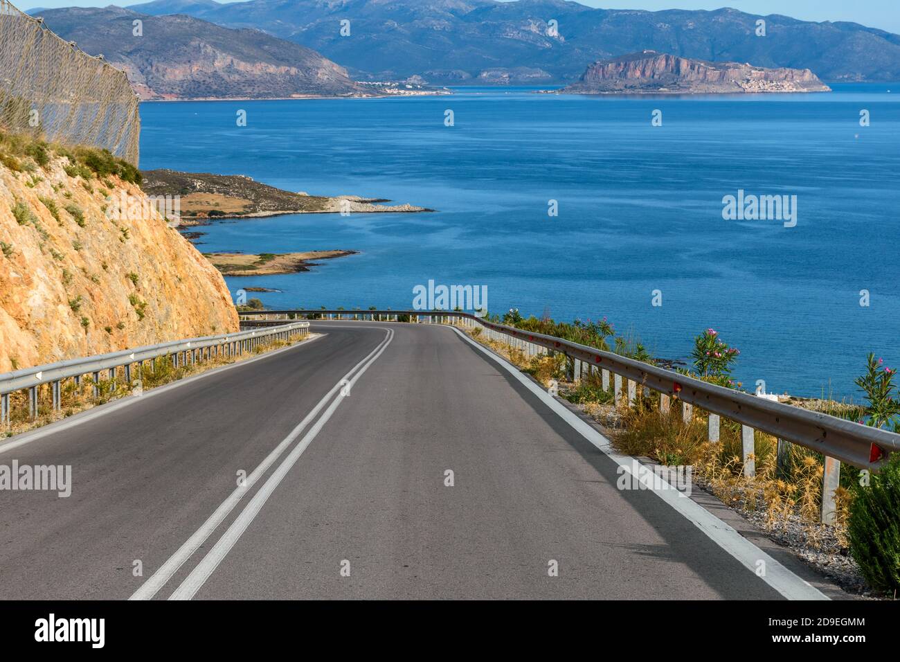 Blick auf die Straße, die zu der befestigten mittelalterlichen Stadt Monemvasia, Peloponesse, Griechenland führt Stockfoto