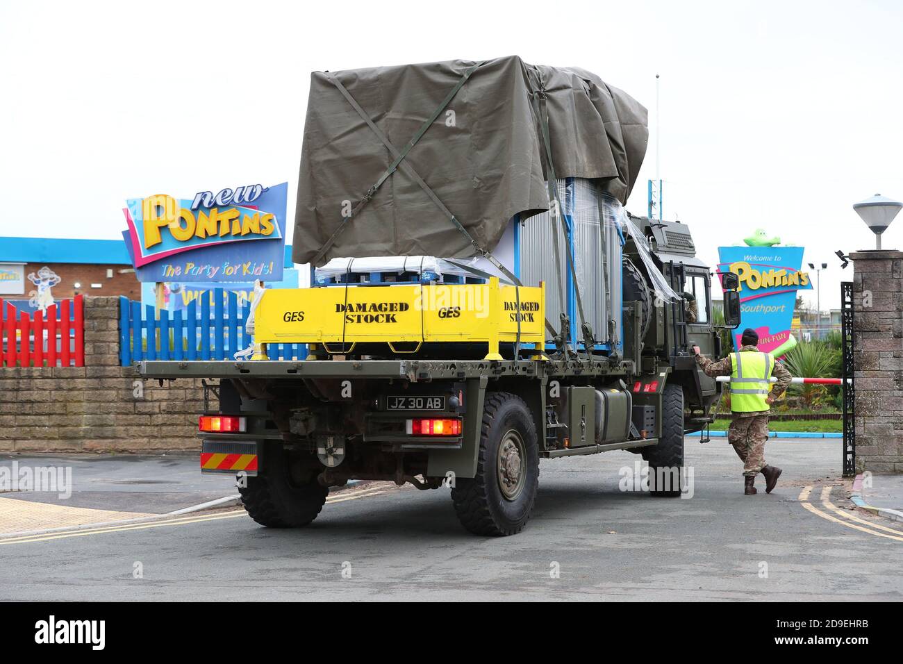 Die Ausrüstung kommt in Pontin's in Southport an, wo Soldaten vor dem Beginn der Covid-19-Massenversuche in Liverpool stehen bleiben. Stockfoto