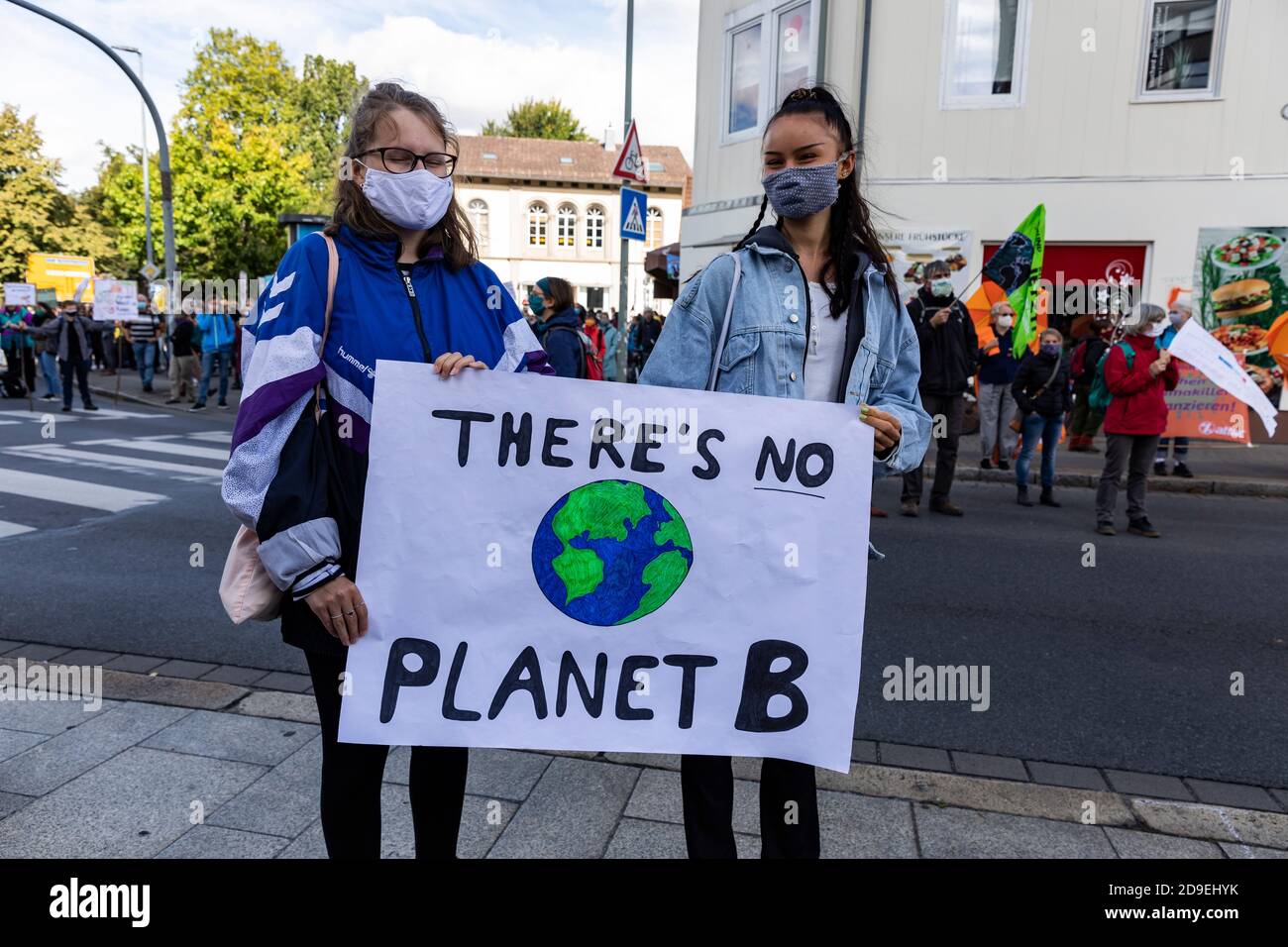 Gottingen, Deutschland. Herbst 2020. Freitags für die Zukunft. Zwei junge Frauen posieren mit Zeichen gegen den Klimawandel. Stockfoto