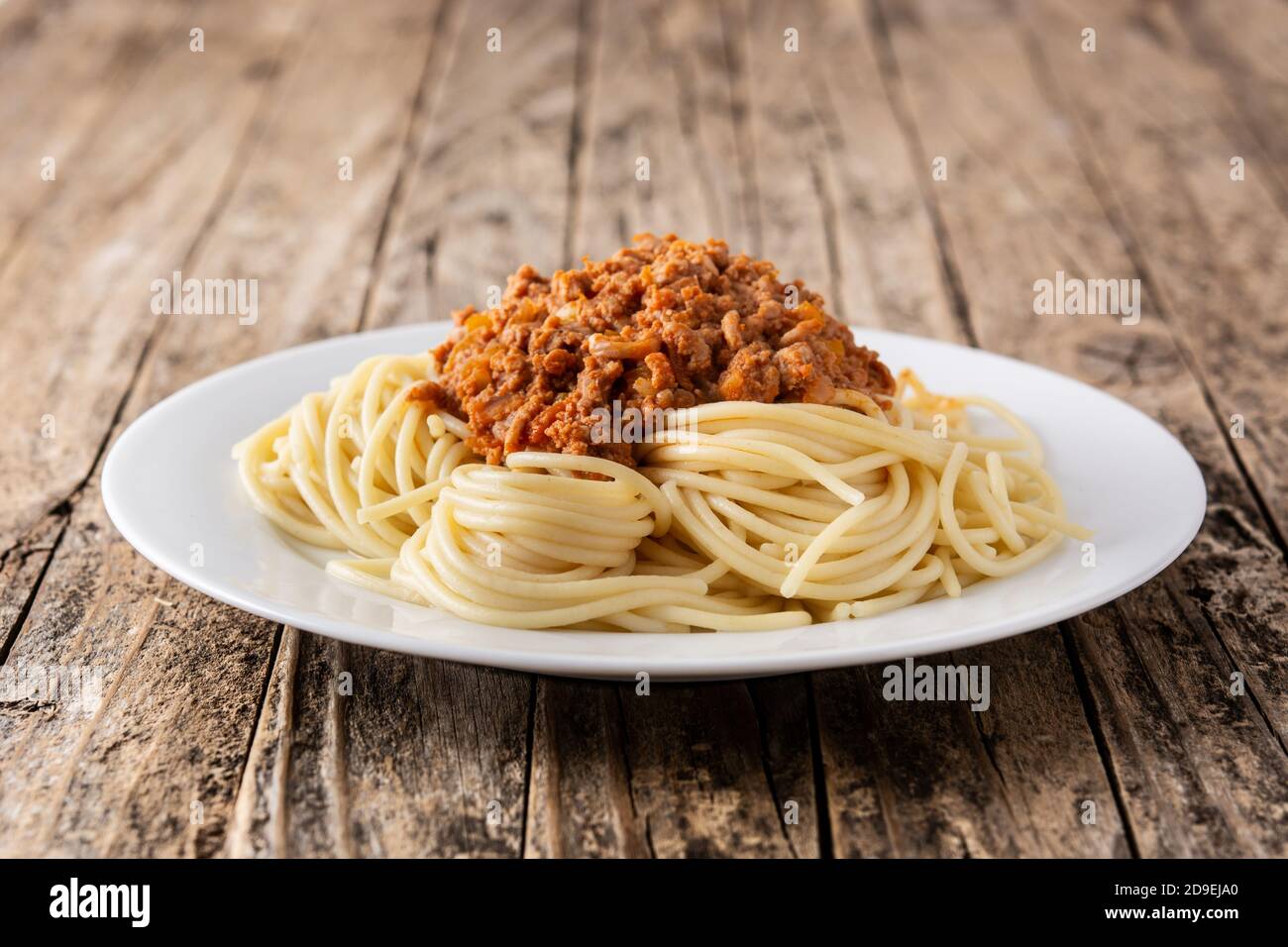 Spaghetti mit Bolognese-Sauce auf Holztisch Stockfoto