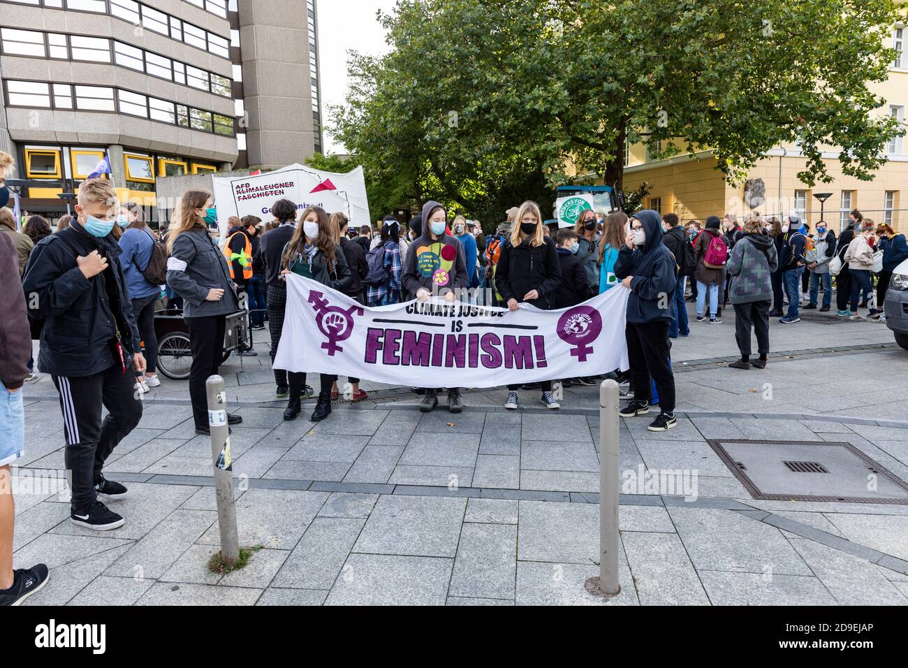 Gottingen, Deutschland. Herbst 2020. Freitags für die Zukunft. Gruppe junger Frauen, die bei der Demonstration Feminismus und Klima-Gerechtigkeit-Banner hochhalten. Stockfoto