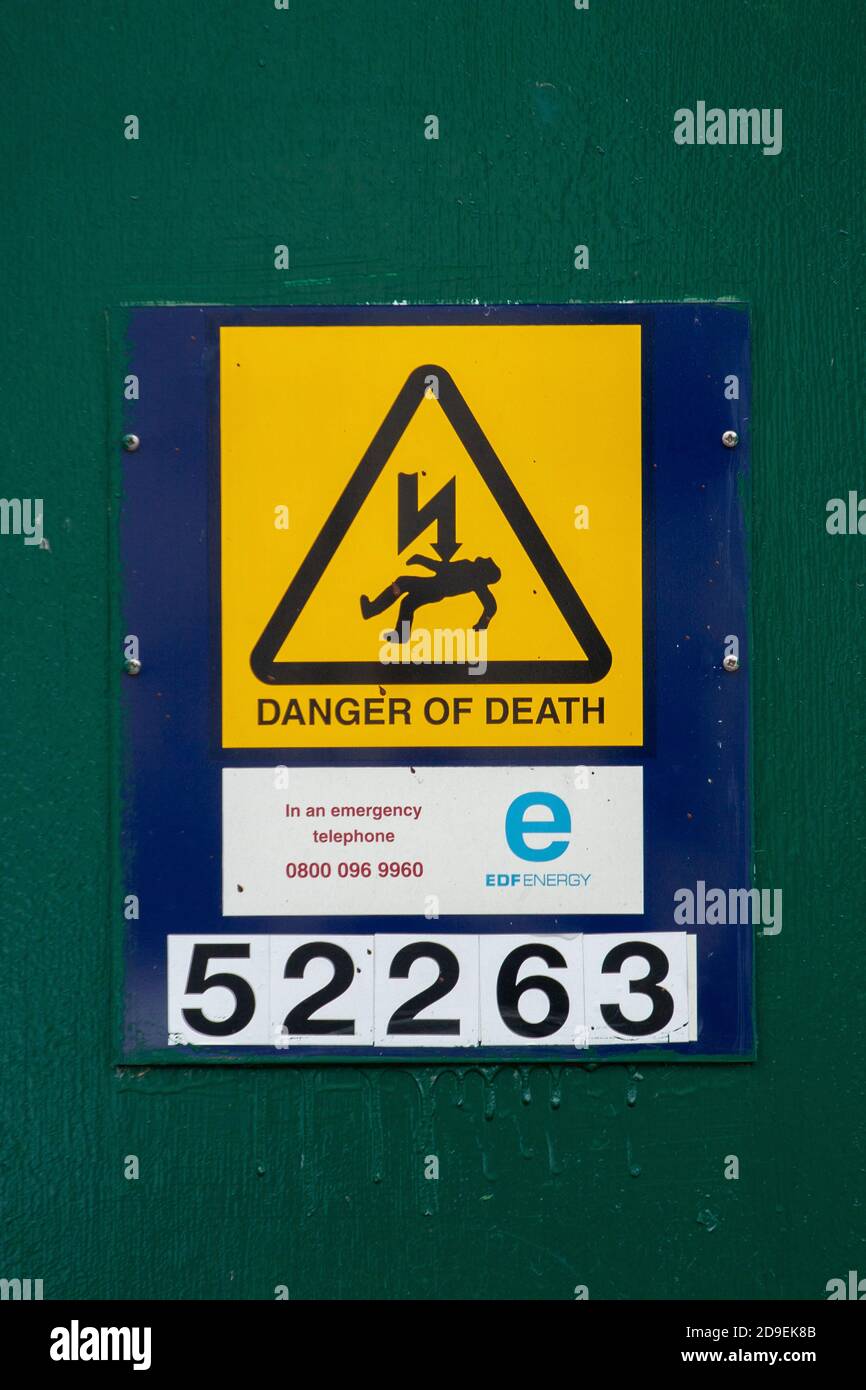 Melden Sie sich an einer Unterstation mit der Aussage „Gefahr des Todes“ im Londoner Stadtteil Waltham Forest an. Allgemeine Straßenszenen Stockfoto