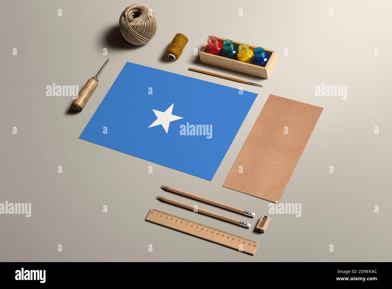 Somalia Kalligraphie Konzept, Zubehör und Werkzeuge für schöne Handschrift, Bleistifte, Stifte, Tinte, Pinsel, Bastelpapier und Pappe Handwerk auf Holz Stockfoto