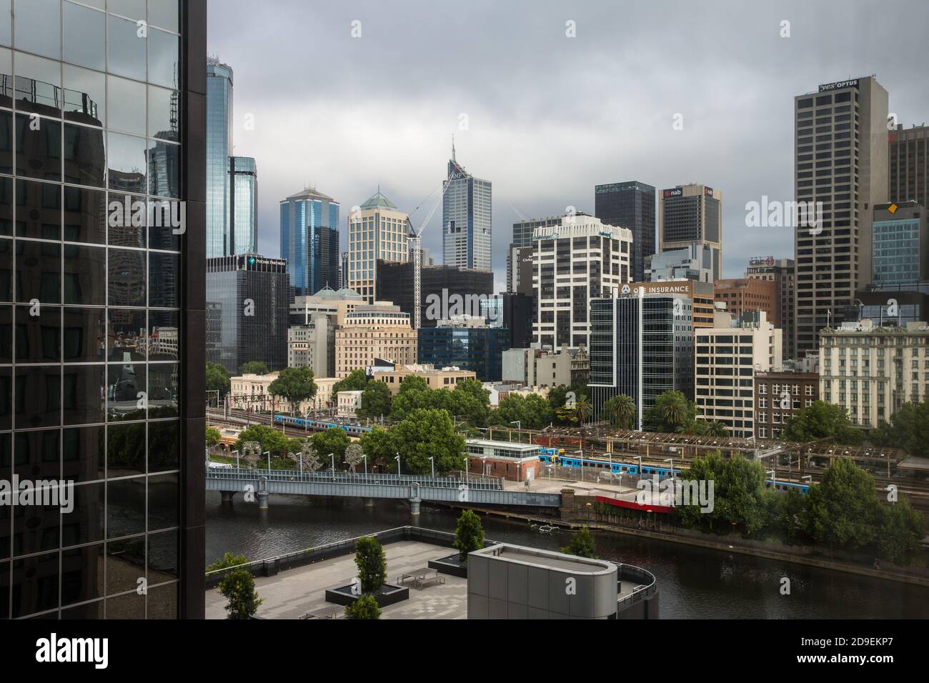 MELBOURNE, AUSTRALIEN 10. DEZEMBER 2014 Skyline von Melbourne mit U