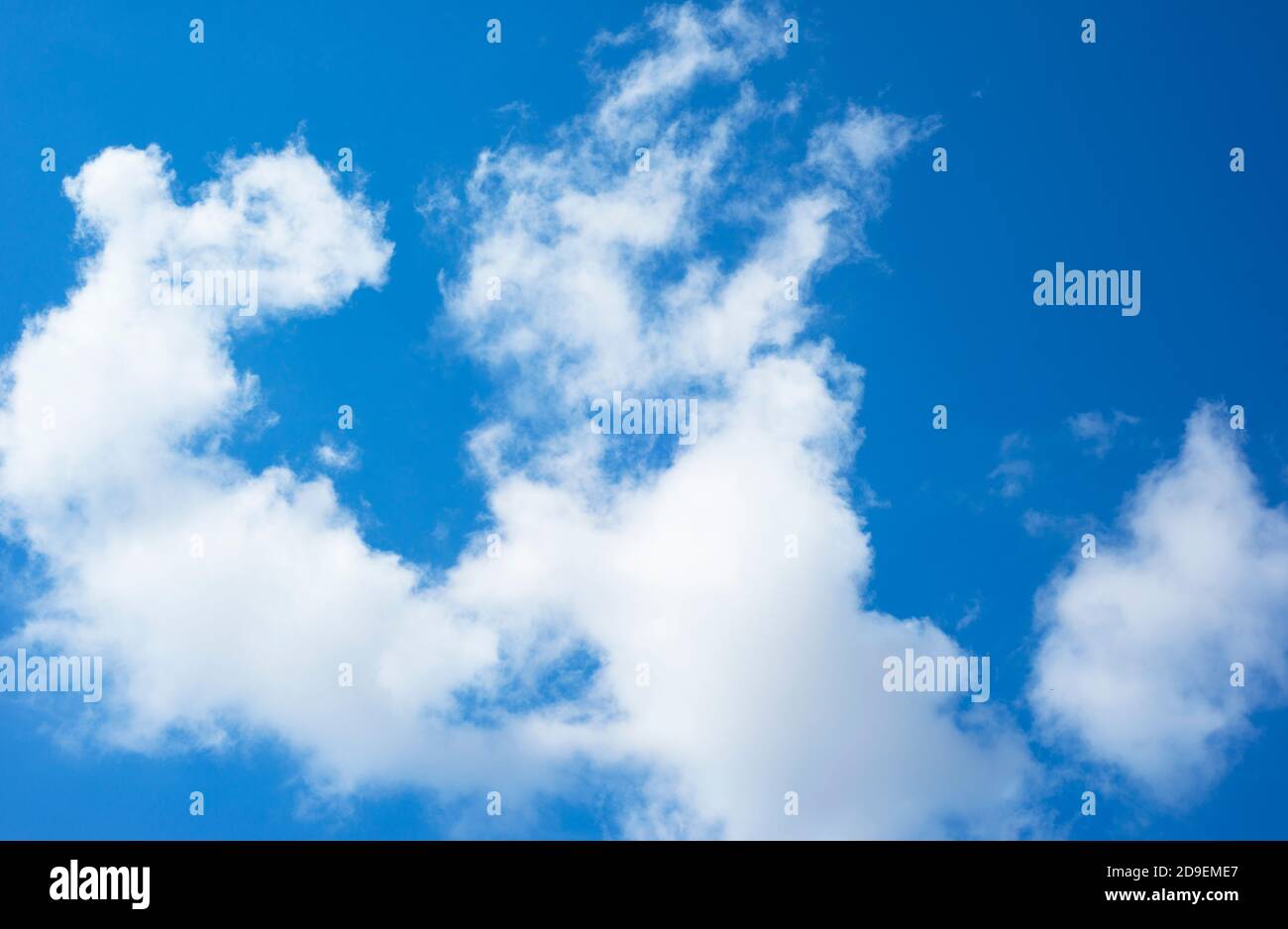 Blauer Himmel mit weißen Wolken. Natürliche Hintergründe und Texturen. Stockfoto