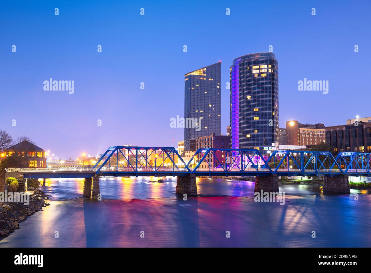 Grand Rapids, Michigan, USA Downtown Skyline auf dem Grand River in der Abenddämmerung. Stockfoto
