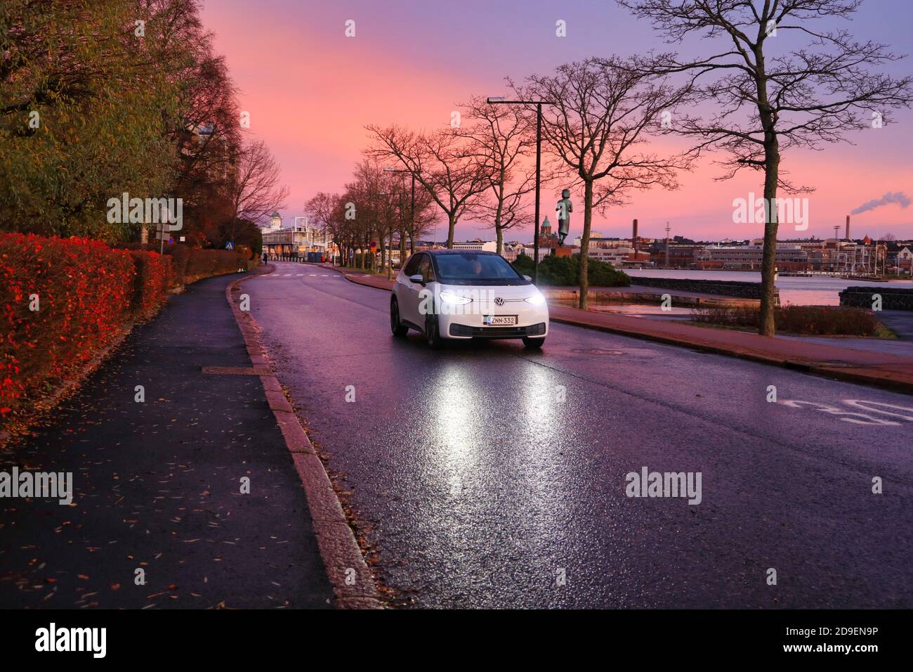 White Volkswagen ID3 Elektroauto fahren auf Küstenstraße in schönen Morgendämmerung, Kopierer Platz. Helsinki, Finnland. November 2020. Stockfoto