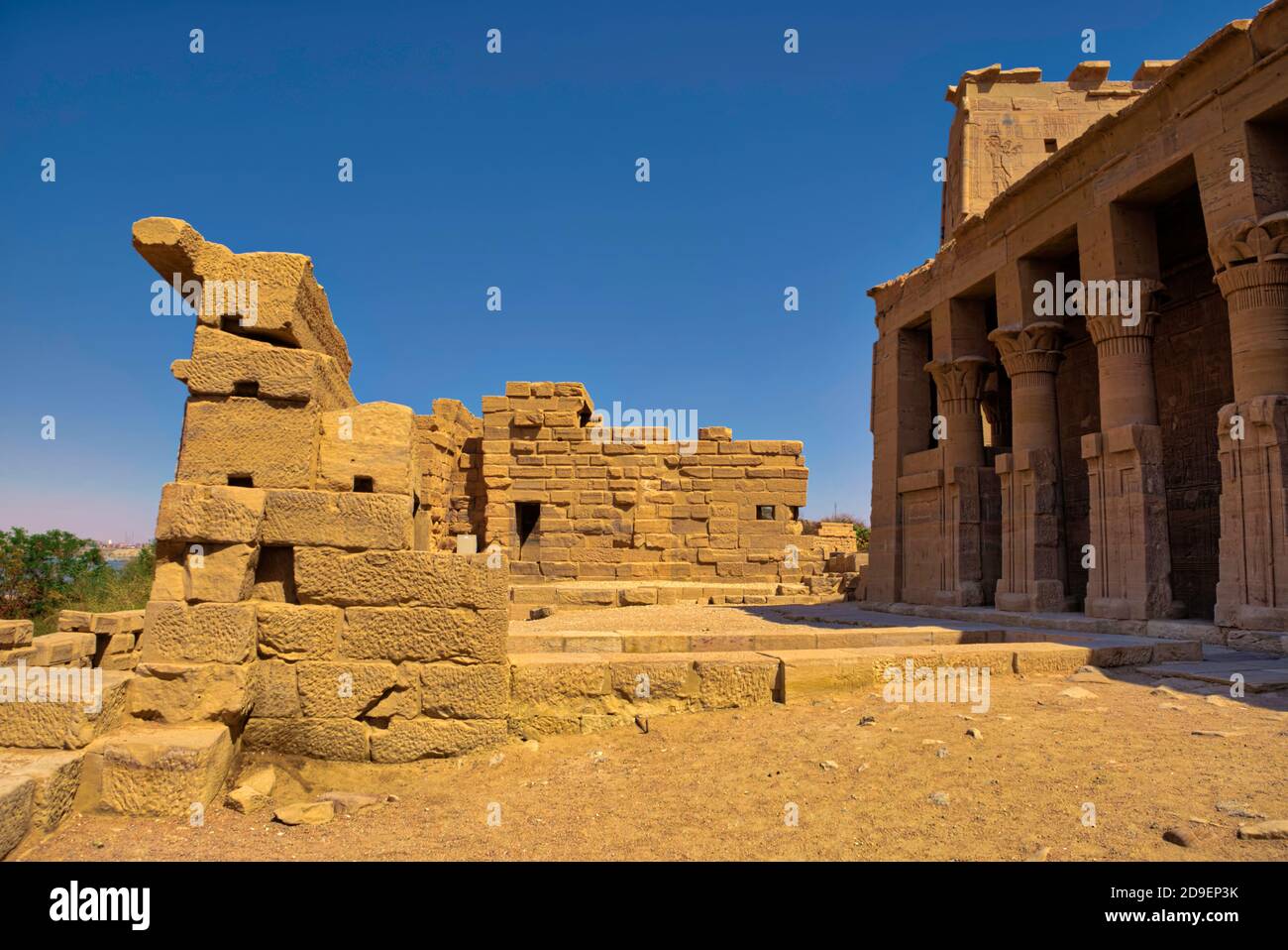 Der Kiosk oder Vorraum von Nectanebo ist ein Saal mit Leinwänden, die durch anmutige Säulen verbunden sind. Von den ursprünglich vierzehn Hathor-Säulen sind nur noch sechs übrig. Stockfoto