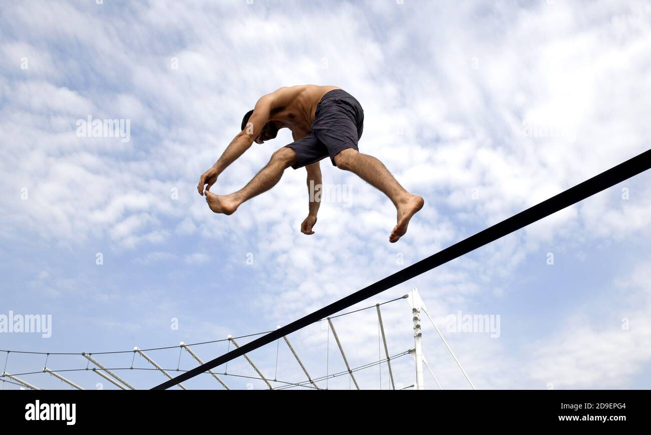 Akrobatischer Sprung auf den elastischen Faden. Stockfoto