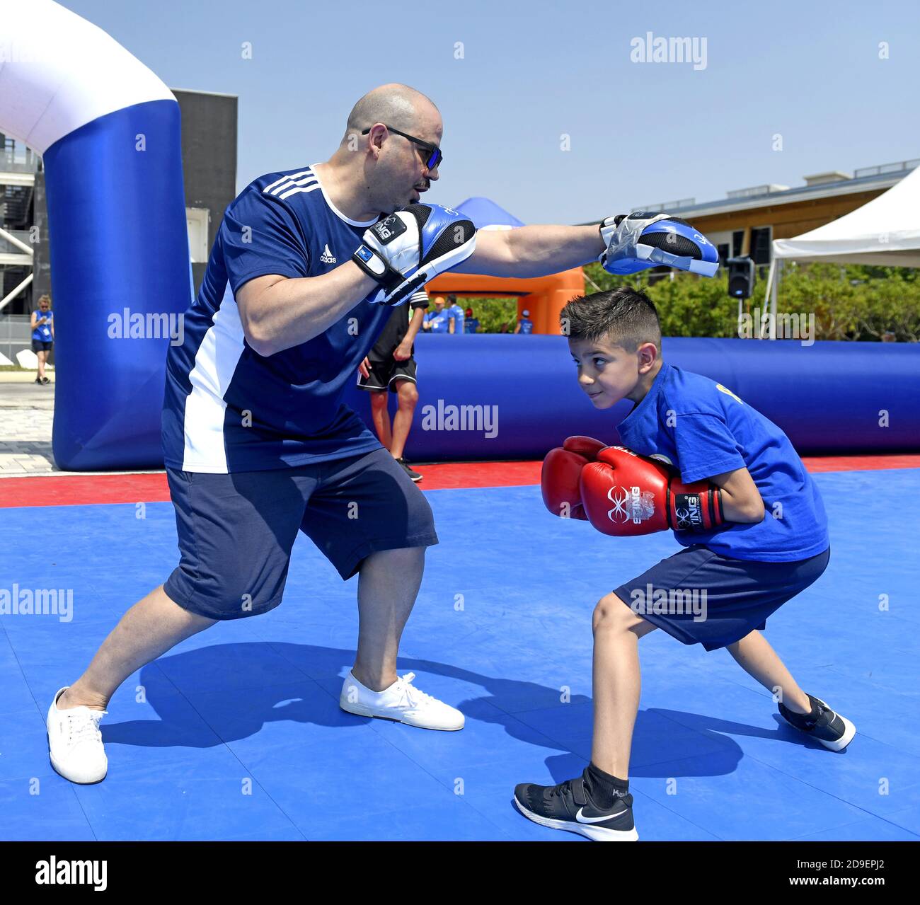 Junge Ausbildung auf Boxen, während eines Junior-Sport-Sommercamp, in Mailand. Stockfoto