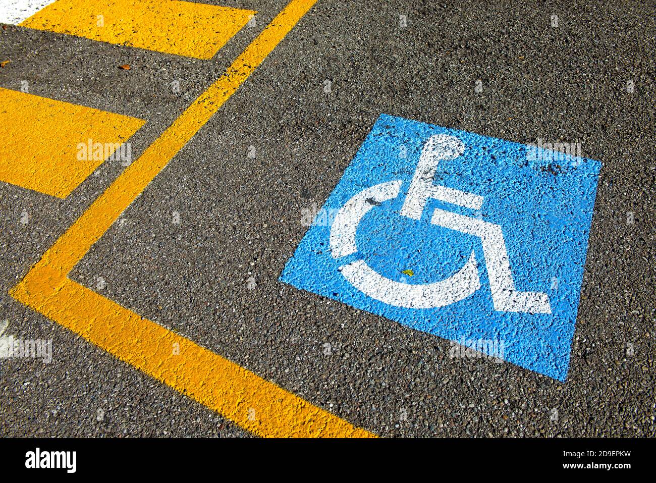 Behindertenschild auf dem Asphalt für reservierten Parkplatz. Stockfoto