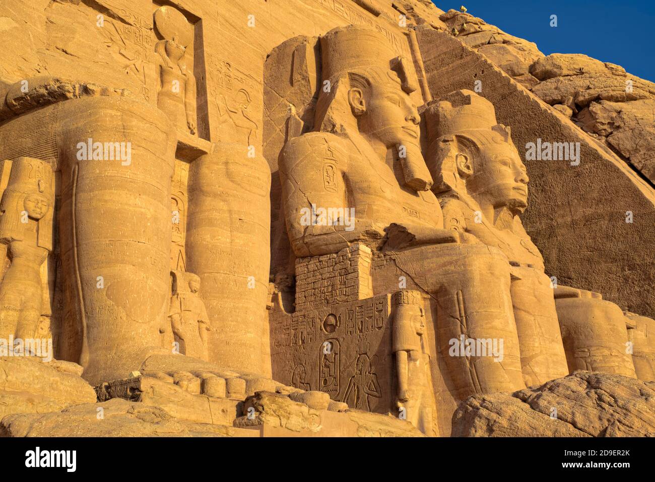 Vier kolossale 20 Meter Statuen des pharao mit der doppelten Atef Krone von Ober- und Unterägypten schmücken die Fassade des Tempels, die 35 Meter ist Stockfoto