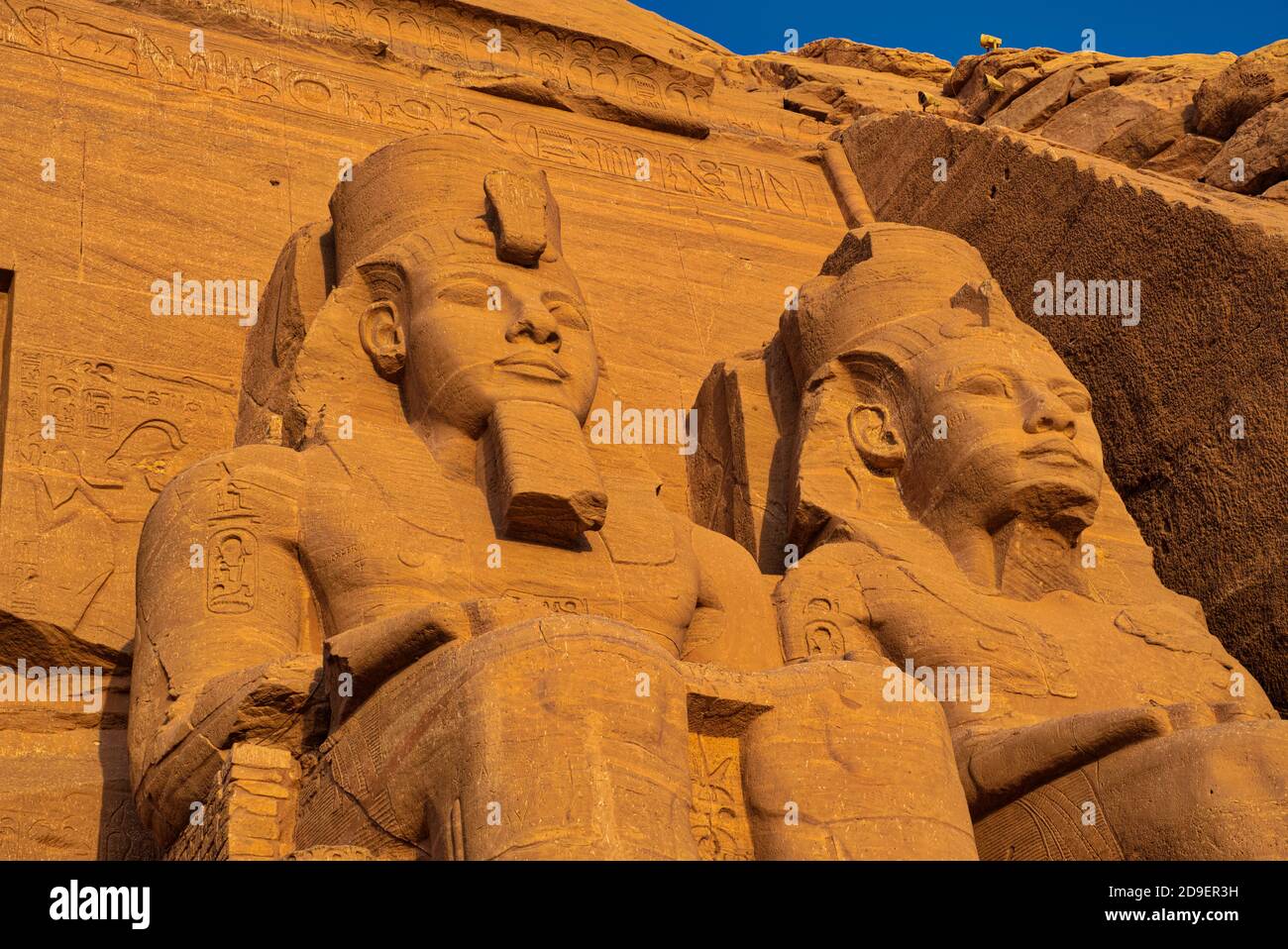 Zwei der vier sitzenden Statuen am Eingang. Alle vier zeigen Ramesses II. Ramesses II, manchmal „der große“ genannt, war ein Kriegerkönig, der versuchte Stockfoto