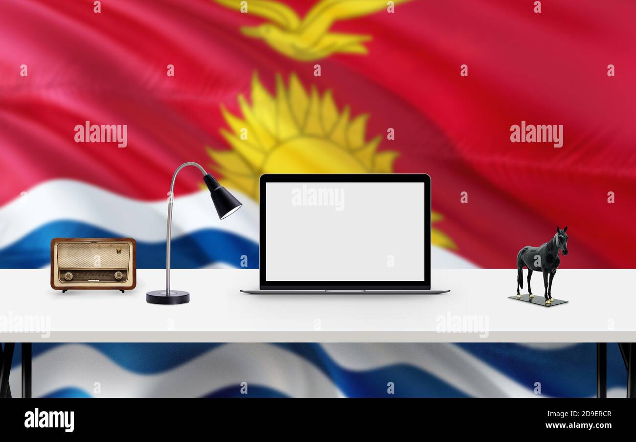 Kiribati Nationalflagge Hintergrund mit Arbeitsplatz, Desktop-Computer und Office-Zubehör auf weißem modernen Tisch. Stockfoto