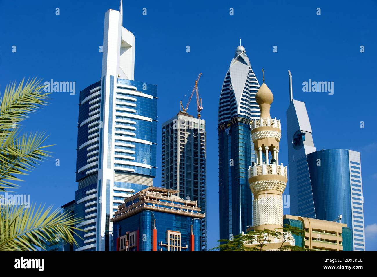 Das Minarett der Moschee und die modernen Skyscarpers von Dubai. Stockfoto