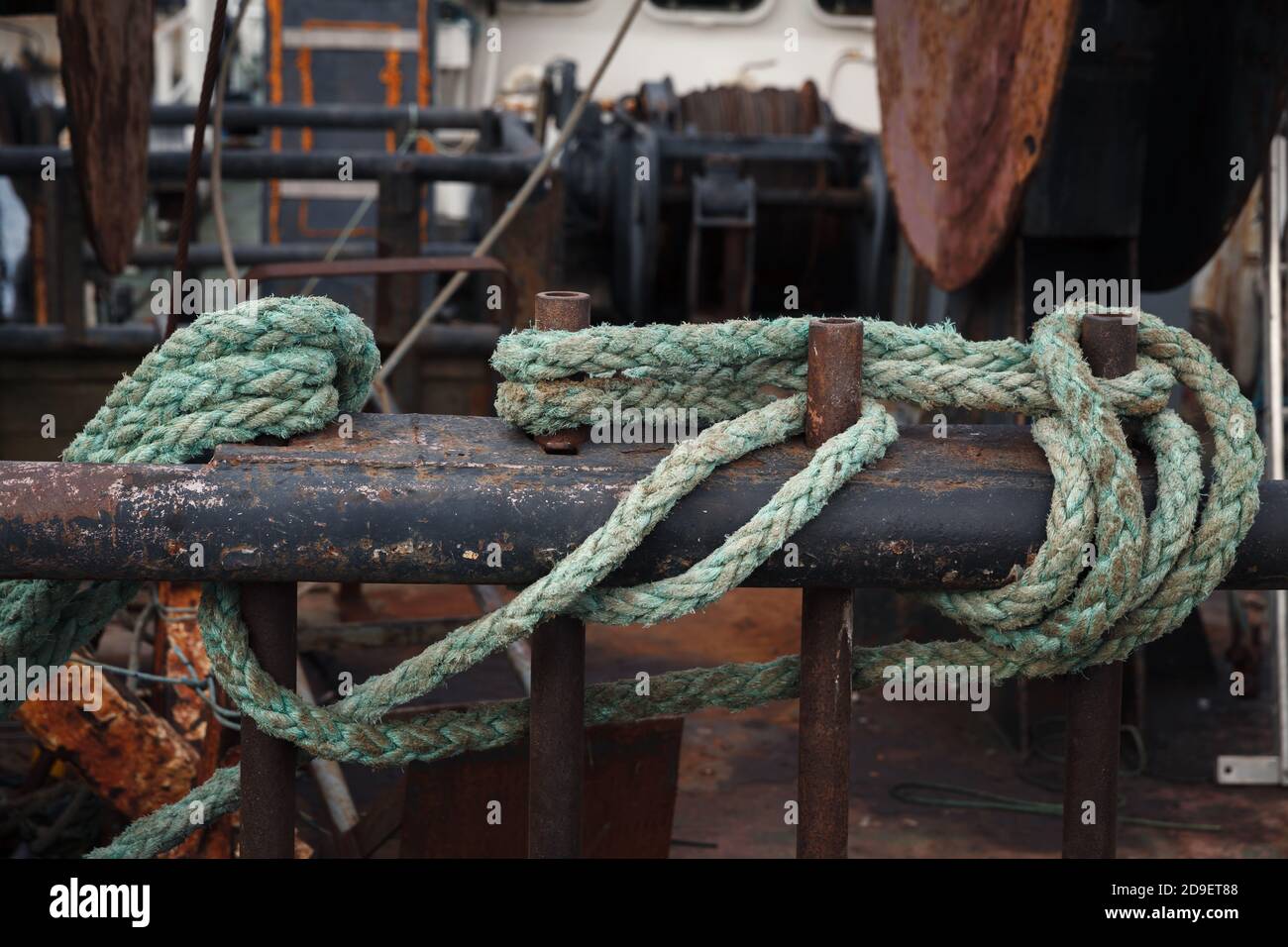 LIEPAJA, LETTLAND - 26. JUN 2017: Liepaja Seehafen. Details eines Fischerbootes, der im Hafen von Liepaja festgemacht ist Stockfoto