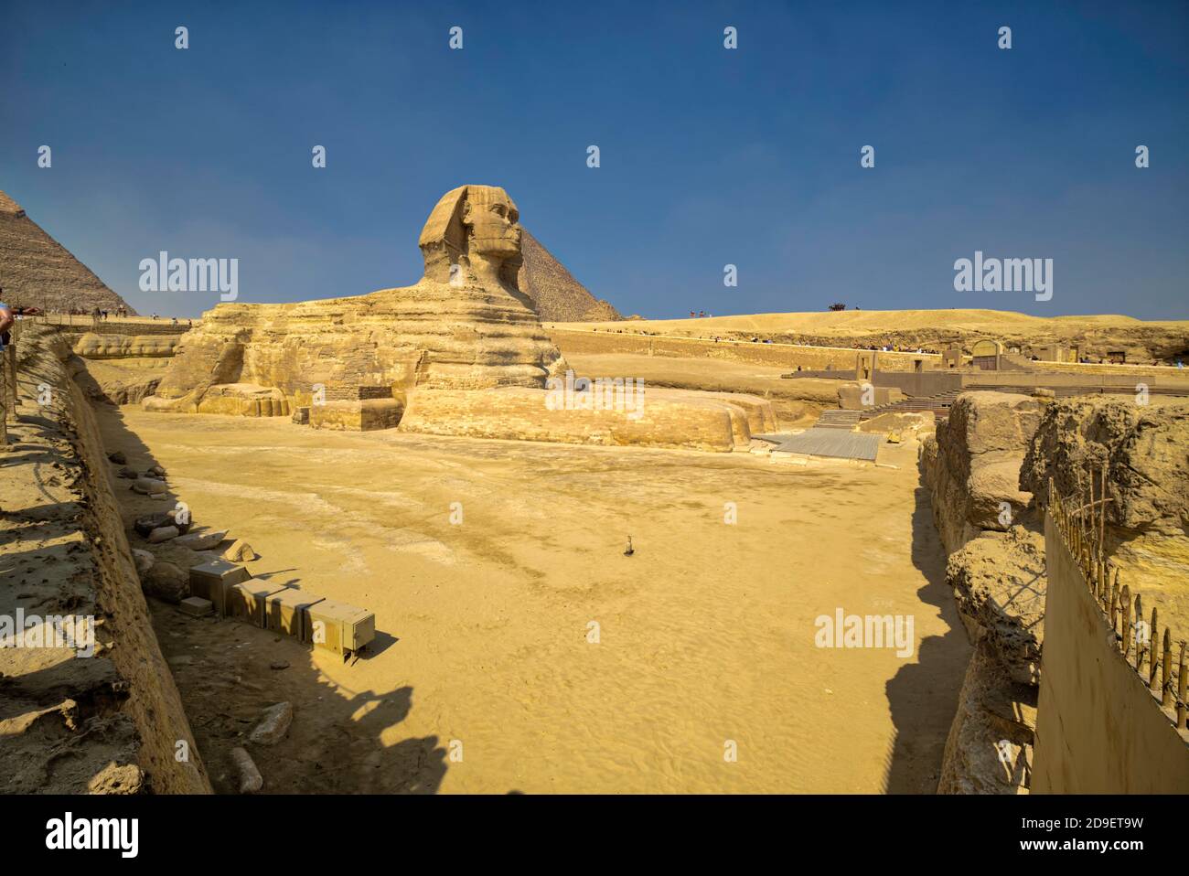 Die Sphinx wurde nicht Stück für Stück zusammengesetzt, sondern war Geschnitzt aus einer einzigen Masse von Kalkstein ausgesetzt, wenn Arbeiter Grub einen hufeisenförmigen Steinbruch in der G Stockfoto