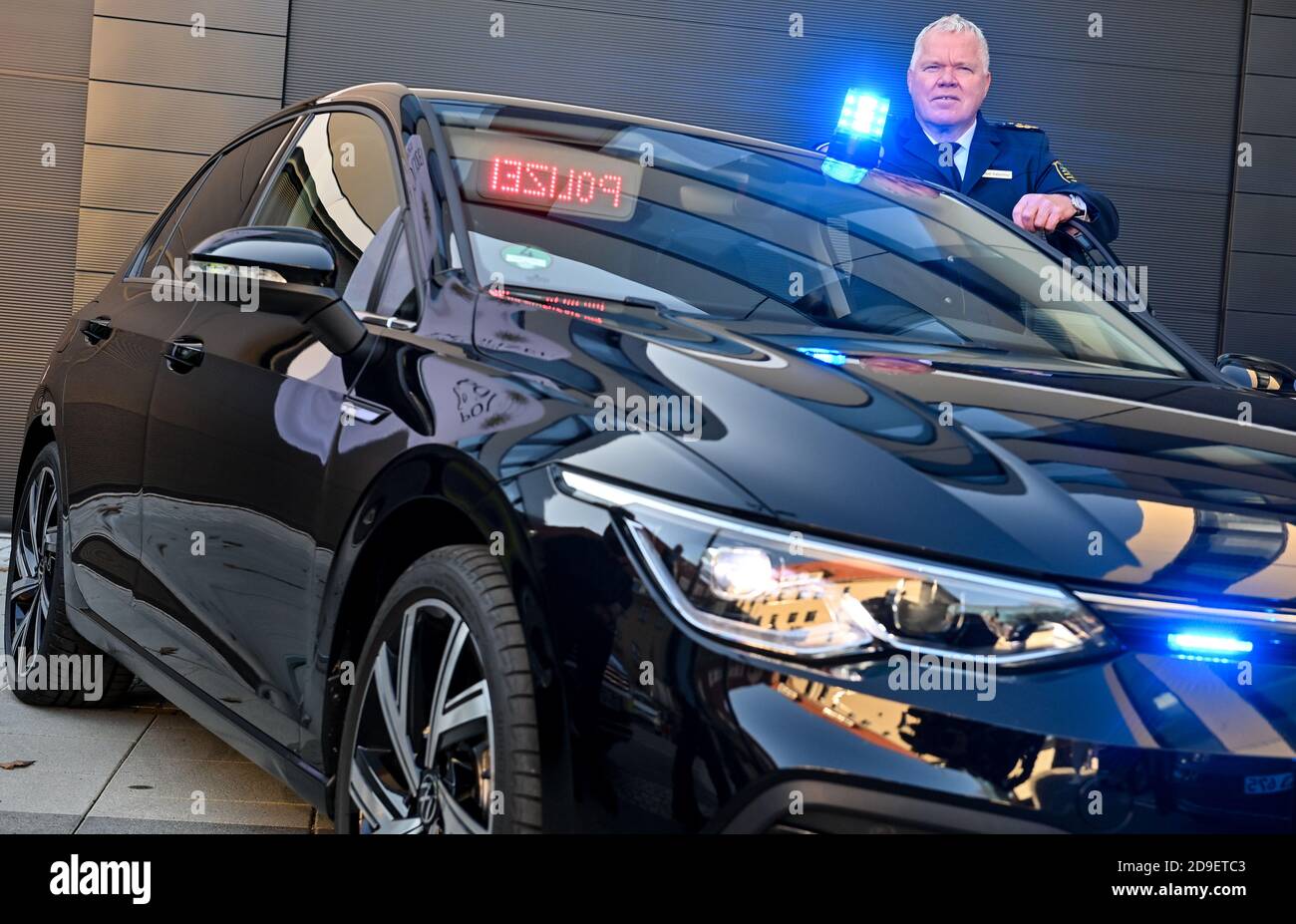05. November 2020, Sachsen, Zwickau: Horst Kretzschmar, Landespolizeipräsident in Sachsen, steht an einem VW Golf Spezialpolizeifahrzeug. Volkswagen Sachsen und die sächsische Polizei haben einen Kooperationsvertrag über die künftige Zusammenarbeit unterzeichnet. In Zukunft wird die Polizei in der Lage sein, aktuelle VW-Fahrzeuggenerationen intensiv in der Praxis zu testen. Im Gegenzug erhält der Automobilhersteller Erkenntnisse in der Entwicklung von speziellen Polizeifahrzeugen. Das Projekt startet mit zwei zivilen Golf 8s, die in den kommenden Wochen von der Kriminalpolizei genutzt werden. Sie sind mit digitaler Polizei ausgestattet Stockfoto