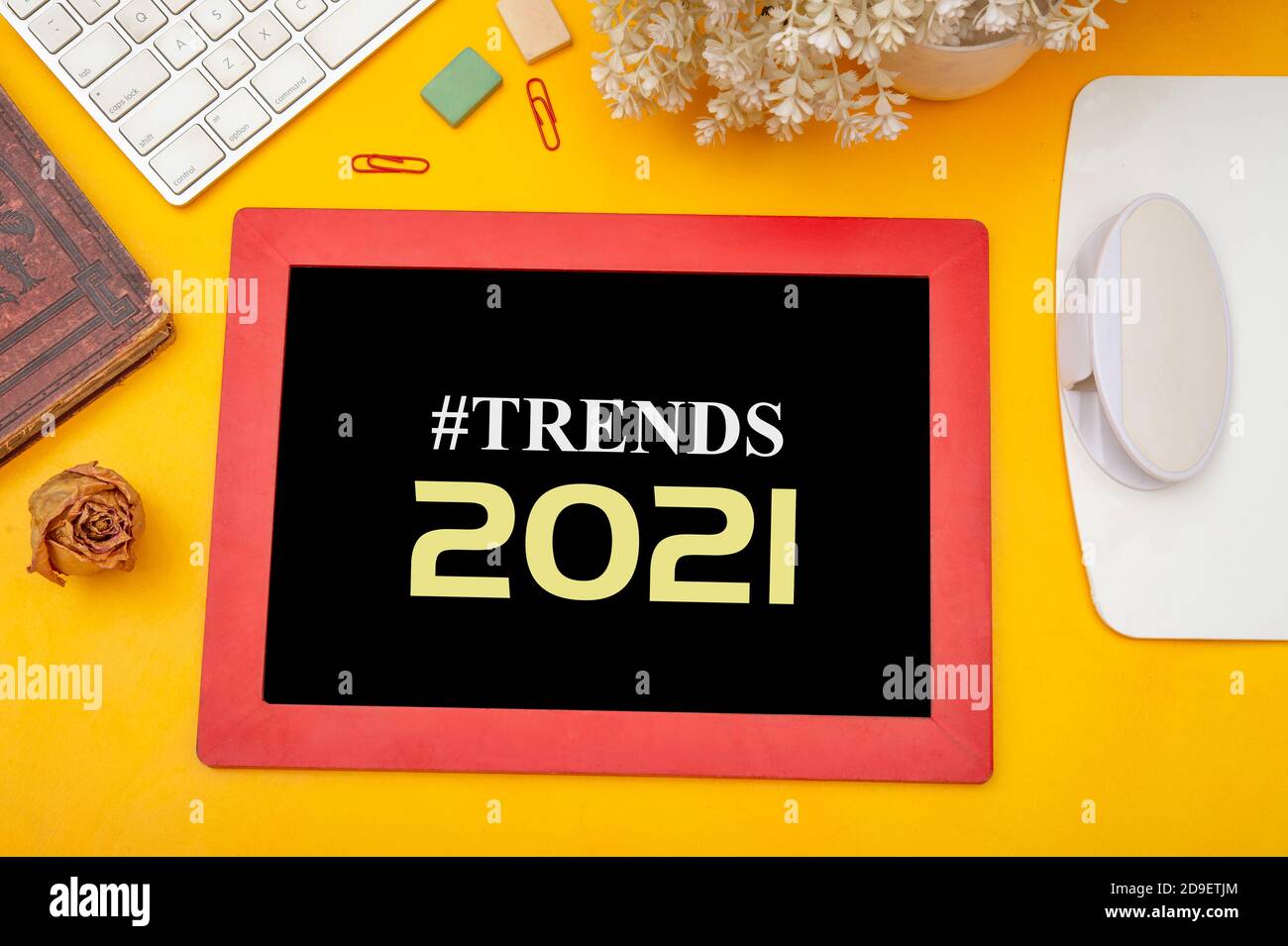Trends in 2021 zu erwarten - Neujahresauflösungskonzept Auf Bürotisch mit Schreibwaren Stockfoto