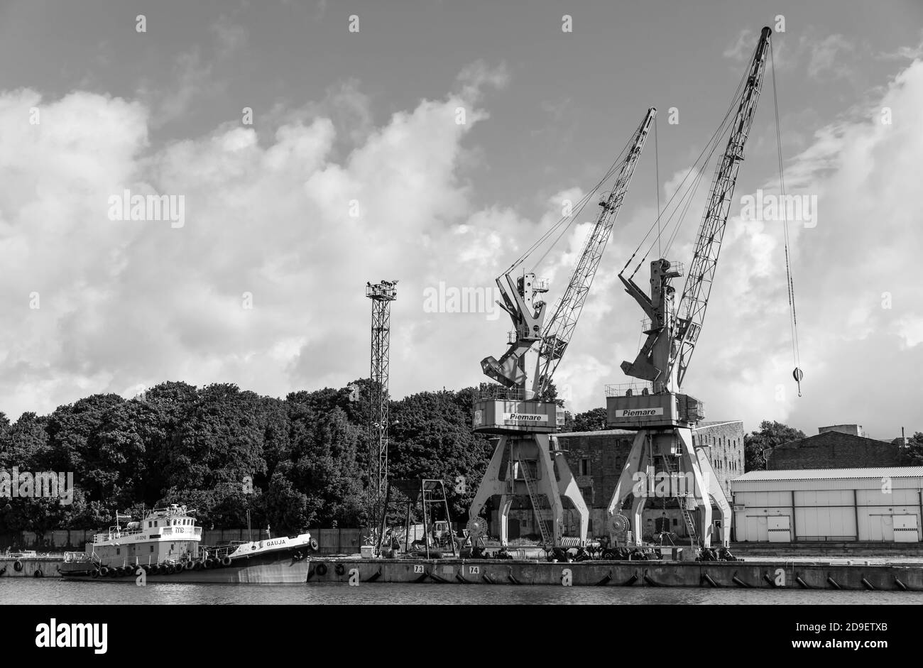 LIEPAJA, LETTLAND - 26. JUN 2017: Liepaja Seehafen mit Hafenkranen. Stockfoto