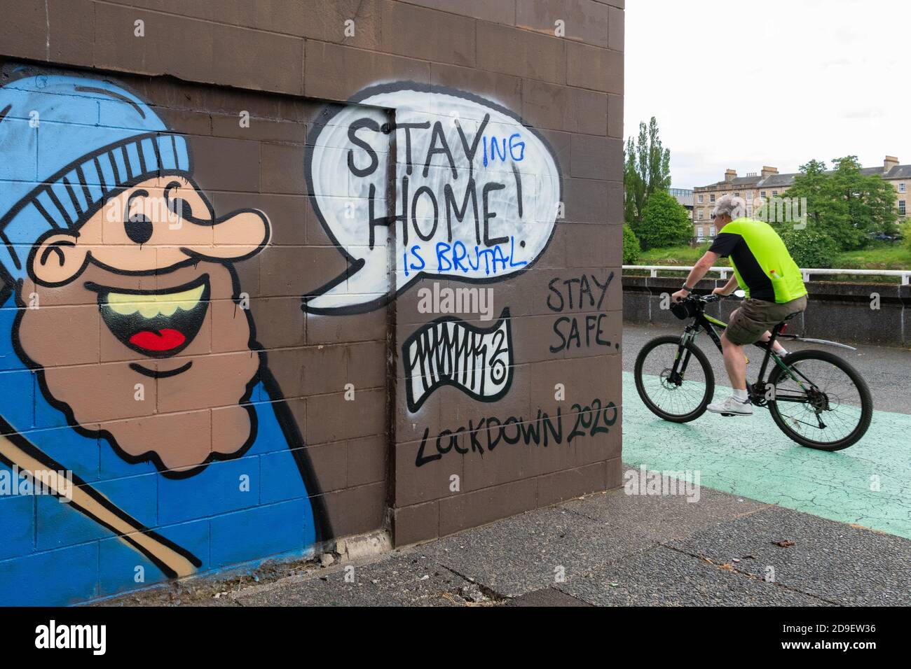 Psychische Gesundheit während des Lockdown - Stay Home Coronavirus Graffiti in Glasgow geändert zu "zu Hause zu bleiben ist brutal" Glasgow, Schottland, Großbritannien Juni 2020 Stockfoto