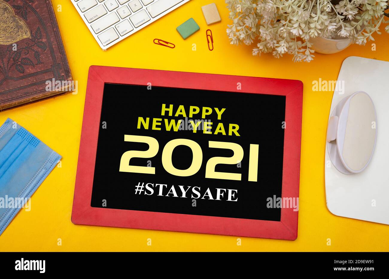 Frohes neues Jahr 2021 mit Stay Safe Zeichen während covid-19 Auf dem Bürotisch Stockfoto