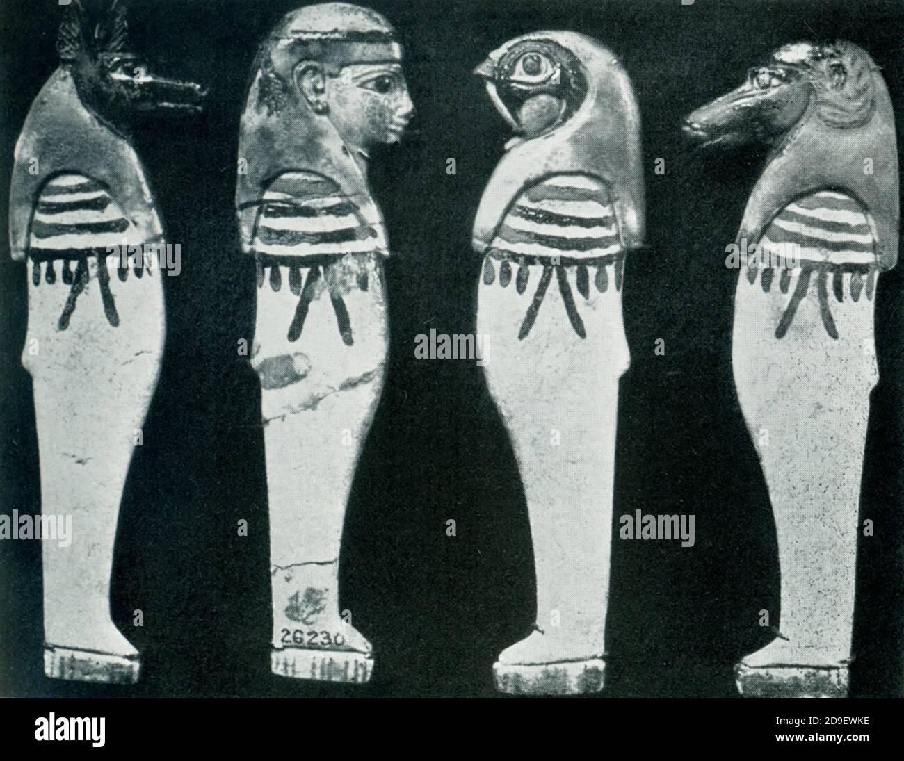 Kanopische Gläser, die die vier Söhne des Horus darstellen. Ein Satz von vier Kanonikgefäßen war ein wichtiges Element der Beerdigung in den meisten Perioden der altägyptischen Geschichte. Kanoniegläser waren Behälter, in denen die separat mumifizierten Organe platziert werden würden. Die bekanntesten Versionen dieser Gläser haben Deckel in Form der Köpfe der Schutzgottheiten genannt die vier Söhne des Horus. Die human-headed Imsety war der Hüter der Leber, der Pavian-headed Hapy kümmerte sich um die Lungen, der Schakal-headed Duamutef war verantwortlich für den Magen, und der Falcon-headed Qebehsenuef kümmerte sich um den Darm. Stockfoto