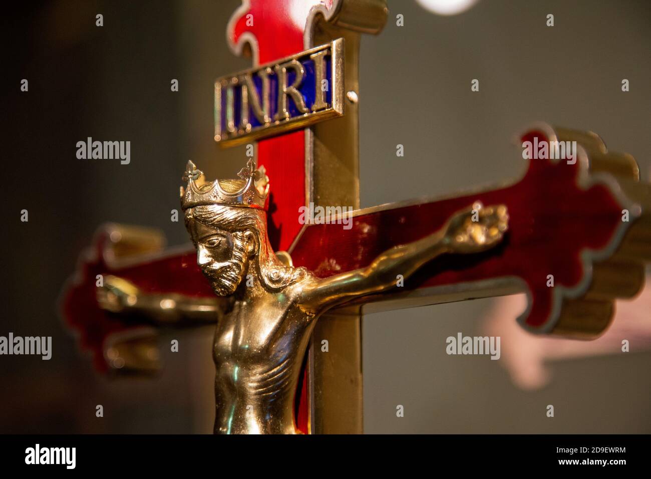 Heiliger Kreuz aus Gold mit gekreuzigten Jesus Christus mit der Inschrift: INRI Iesus Nazarenus, Rex Iudaeorum. Im Inneren der christlich-katholischen Kirche Stockfoto