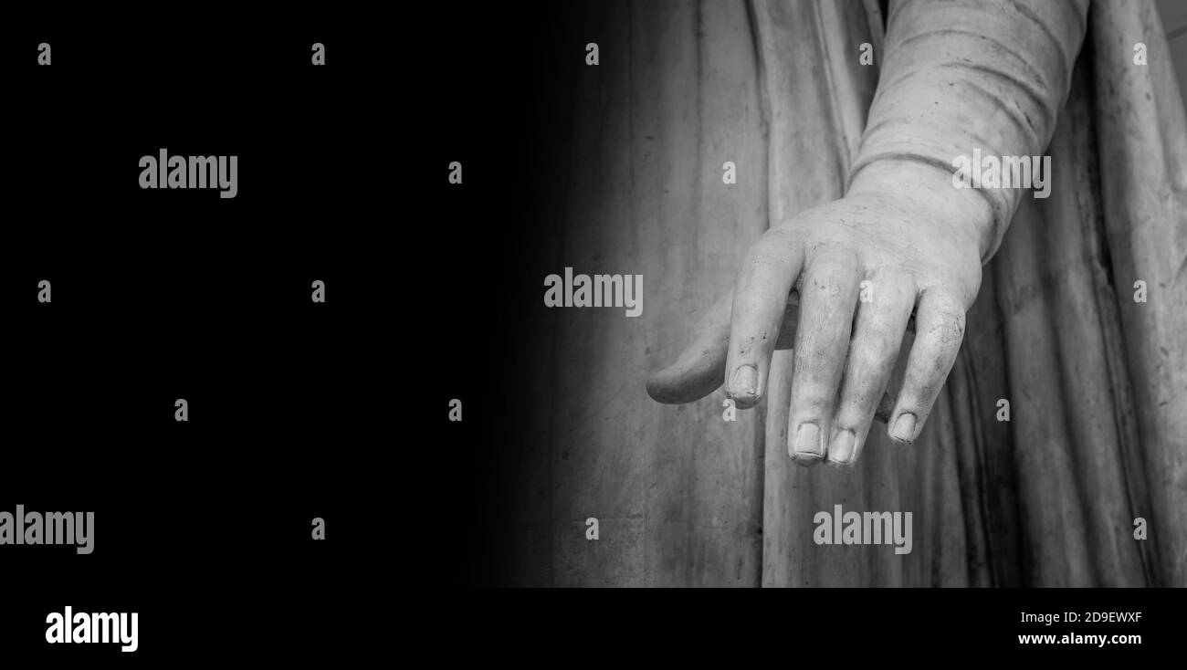 Frau Hand auf antike Tunika. Stein Statue Detail der menschlichen Hand. Falten in den Stoff. Textzeilen Stockfoto
