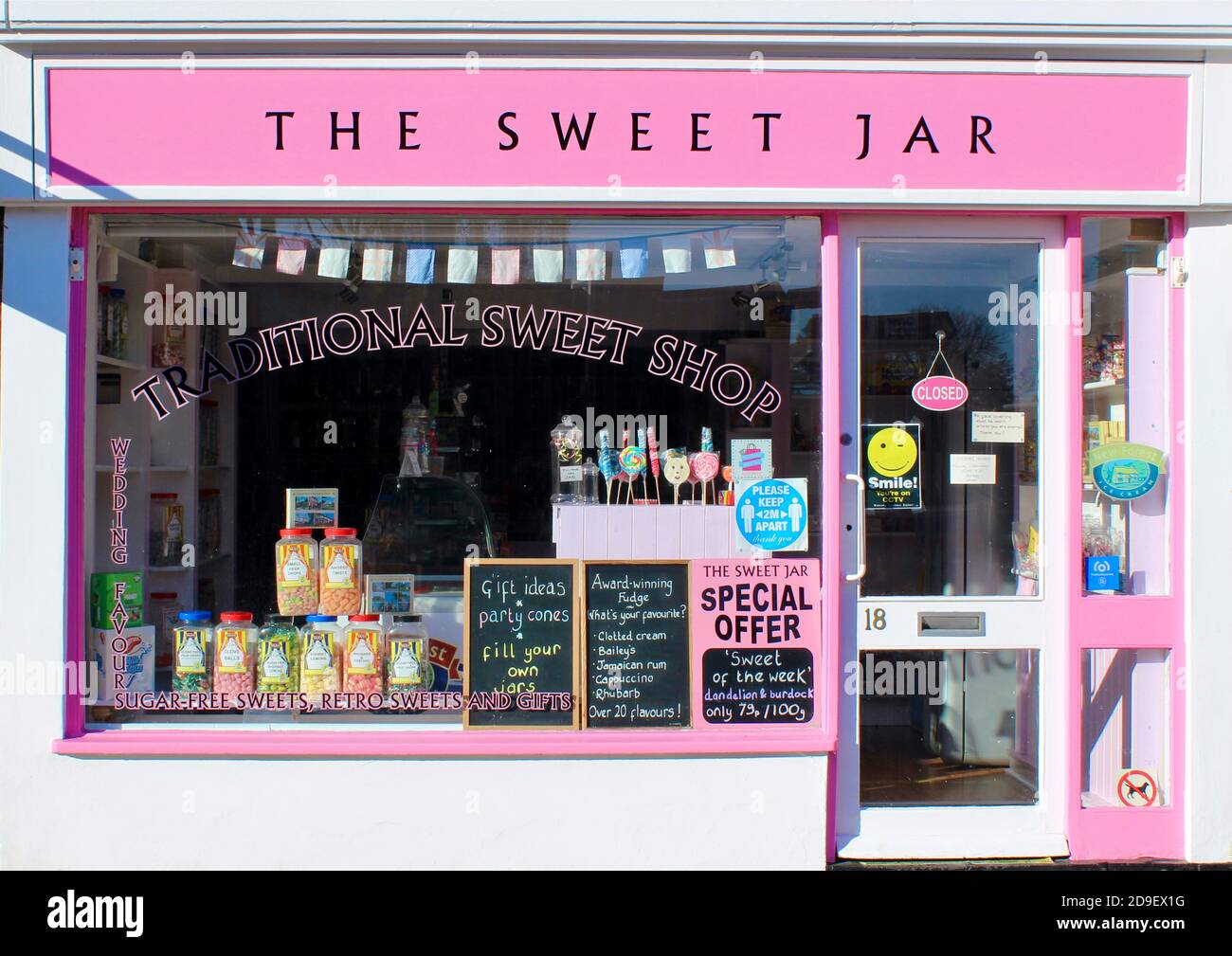 The Sweet Jar Anbieter von traditionellen britischen Süßigkeiten in Chichester - Keine Menschen, keine Kunden und kein Geschäft als Einzelhandelsgeschäfte schließen aufgrund einer Pandemie. Stockfoto