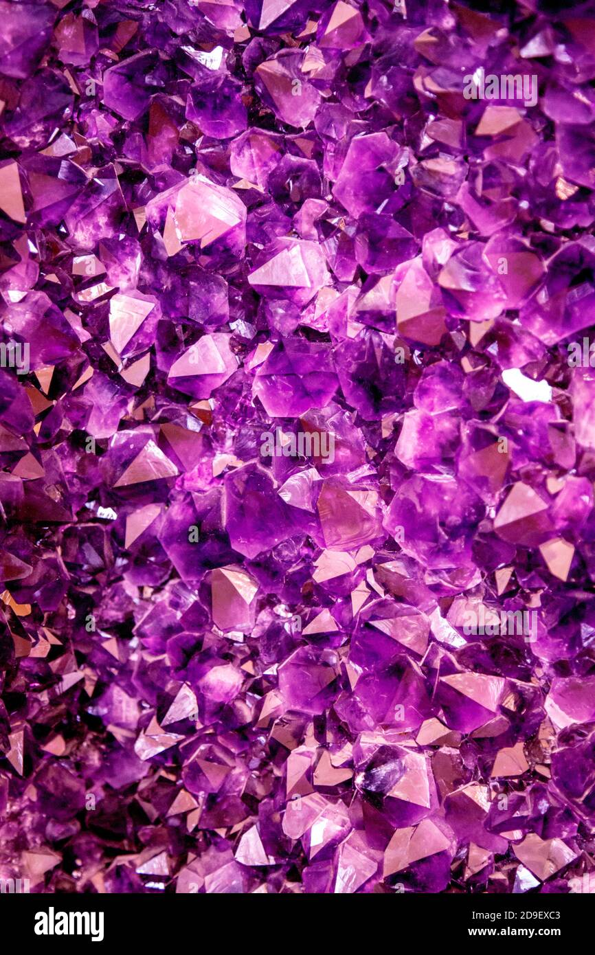 Amethyst purpurner Kristall. Mineralkristalle in der natürlichen Umgebung. Textur aus edlem und halbschädlicher Edelstein Stockfoto