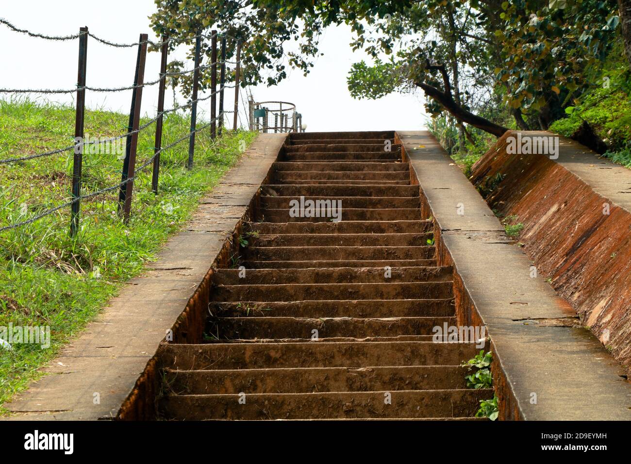 Lange Schritte, die zum Gipfel des Banasura sagar Damms in Western Ghats, Wayanad, Kerala führen, langer Schuss Stockfoto