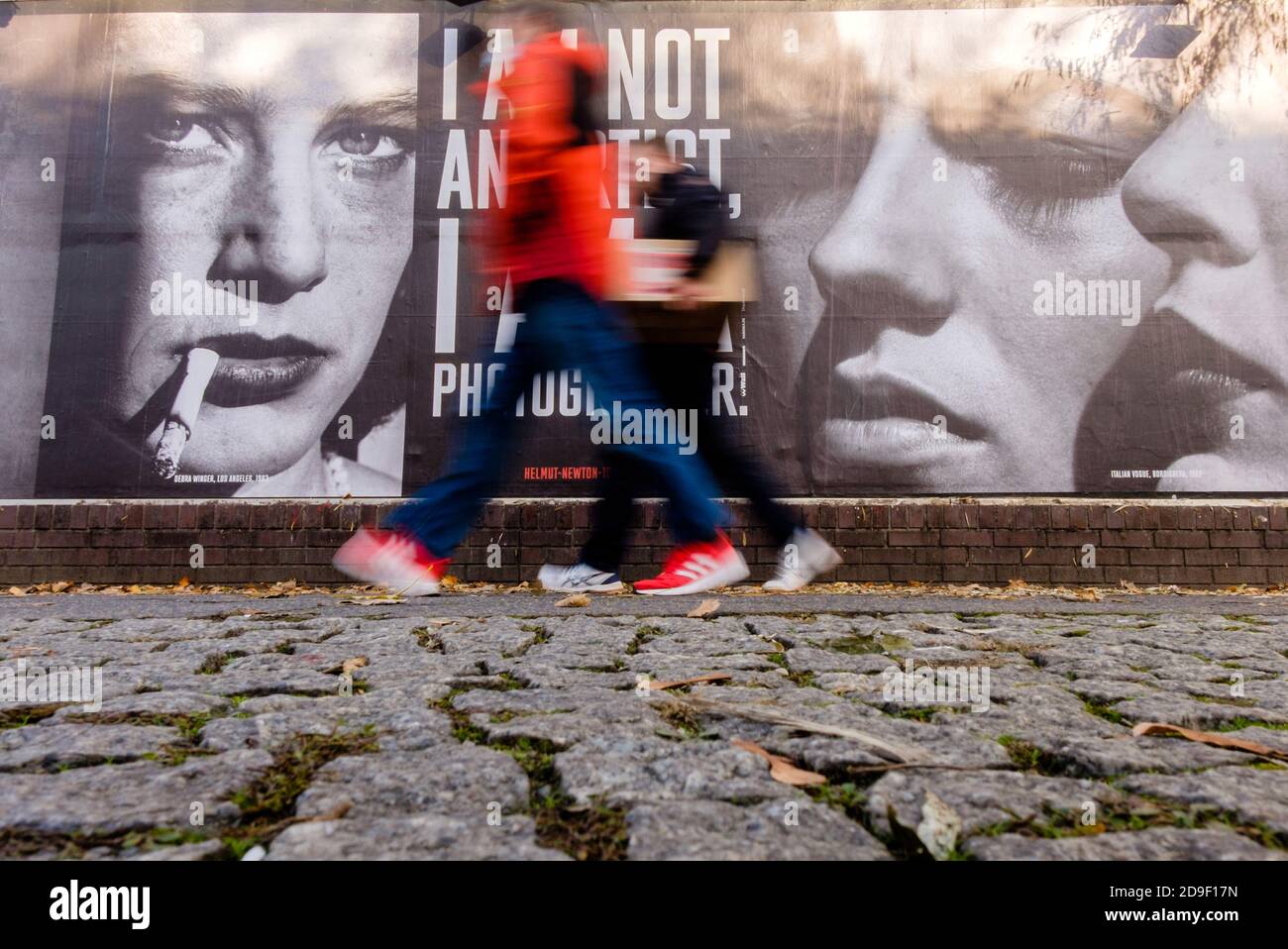 Berlin, Berlin, Deutschland. November 2020. Zwei Personen sind vor einem großen Schwarz-Weiß-Foto des Modefotografen Hetmut Newton zu sehen. Anlässlich des 100. Geburtstages des deutsch-australischen Fotografen Helmut Newton (geb. Helmut Neustädter) zeigt die Helmut Newton Foundation vom 31. Oktober bis 8. November 2020 die Ausstellung "Helmut Newton One Hundred" mit 30 ausgewählten Werken. Die Fotoausstellung umfasst die 85 Meter lange Wand im Kraftwerk Mitte. Quelle: Jan Scheunert/ZUMA Wire/Alamy Live News Stockfoto