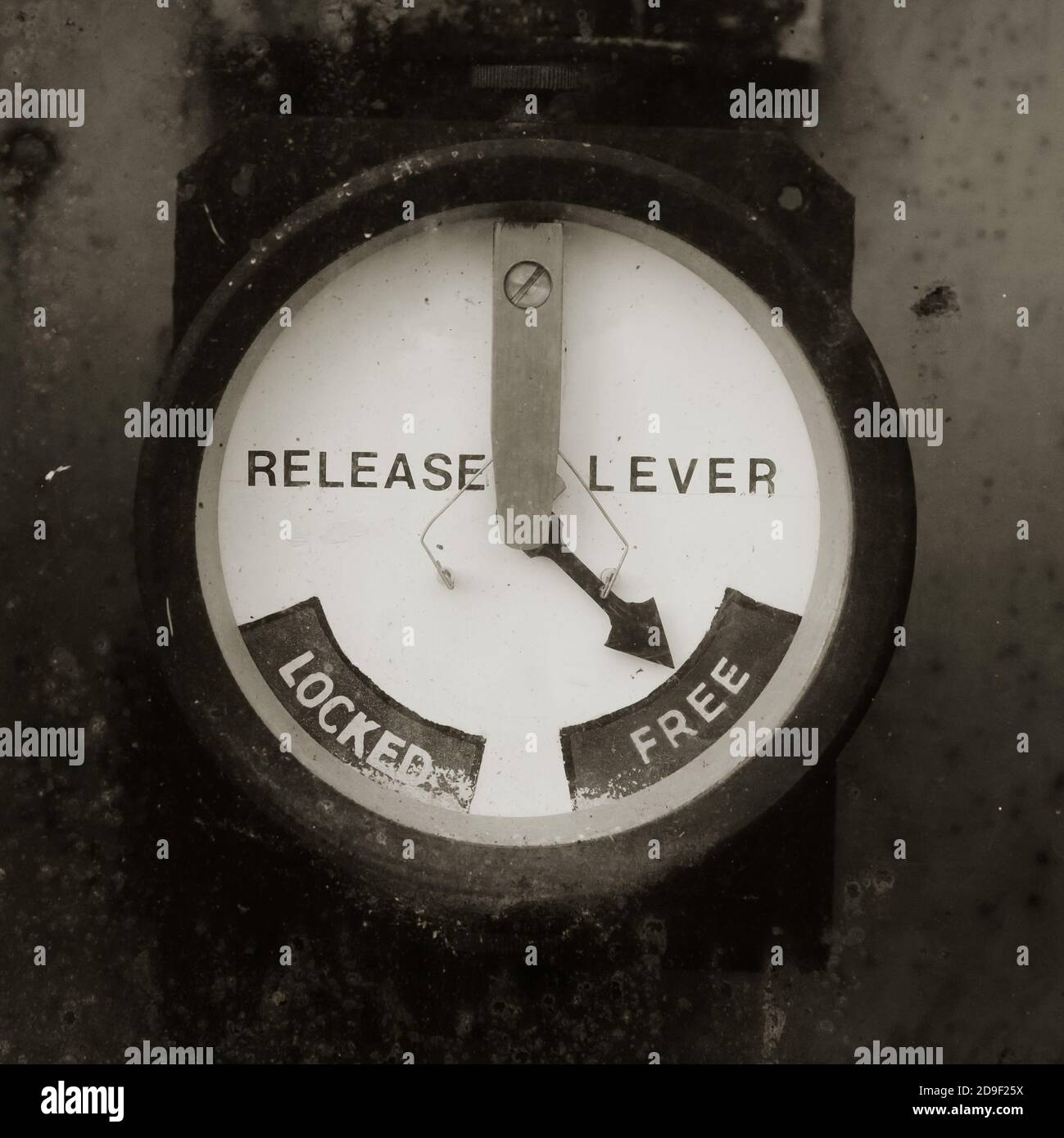 Altmodisches Zifferblatt, das auf das Wort frei mit einem zeigt Grunge-Look und Sepia-Bildfilter angewendet ideal für Freiheit Oder Emanzipationskonzepte Stockfoto