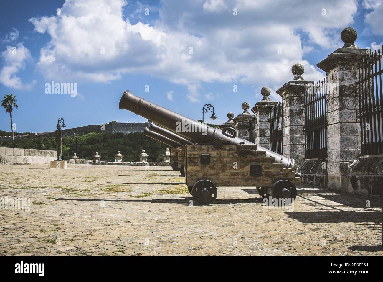 Reihe der antiken Kampfkanonen vor der Tore unter dem wolkigen Himmel Stockfoto