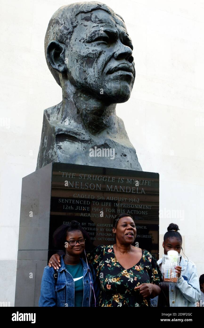Bronzebüste von Nelson Mandela auf dem South Bank, London, England Stockfoto