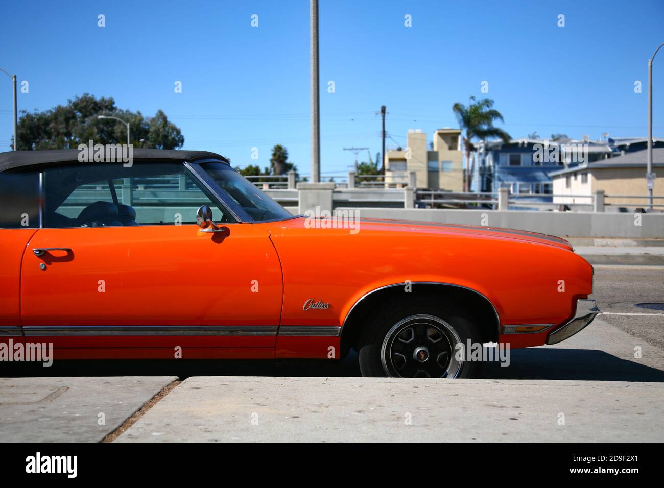 Orange Oldtimer in einer Straße geparkt Stockfoto